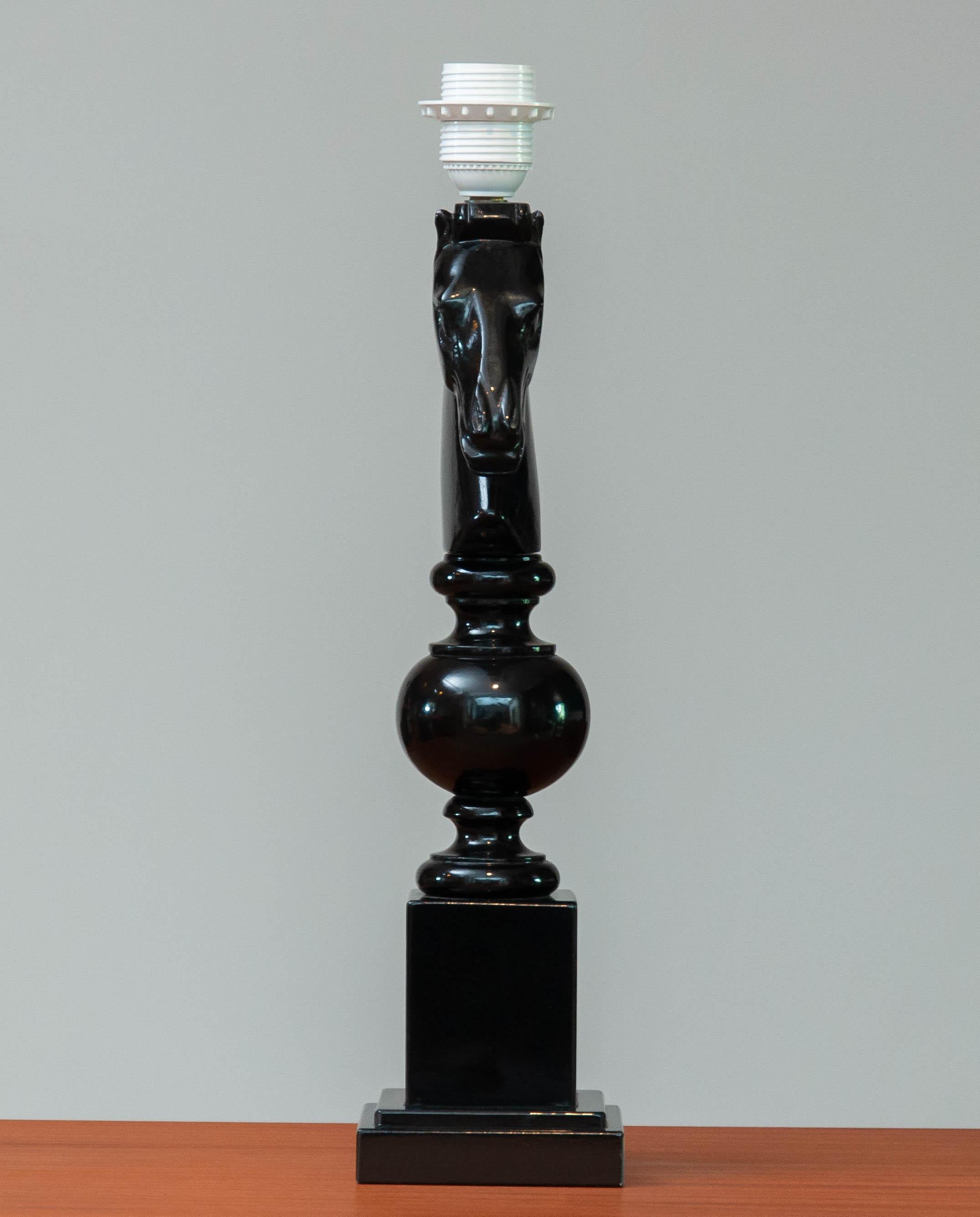 Laiton Lampe de table italienne des années 1970 en albâtre sculpté à la main avec tête de cheval en noir en vente