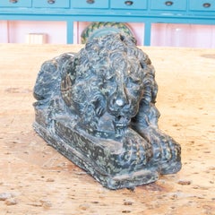Lion couché sculpté à la main en marbre serpentin vert, Italie, années 1970