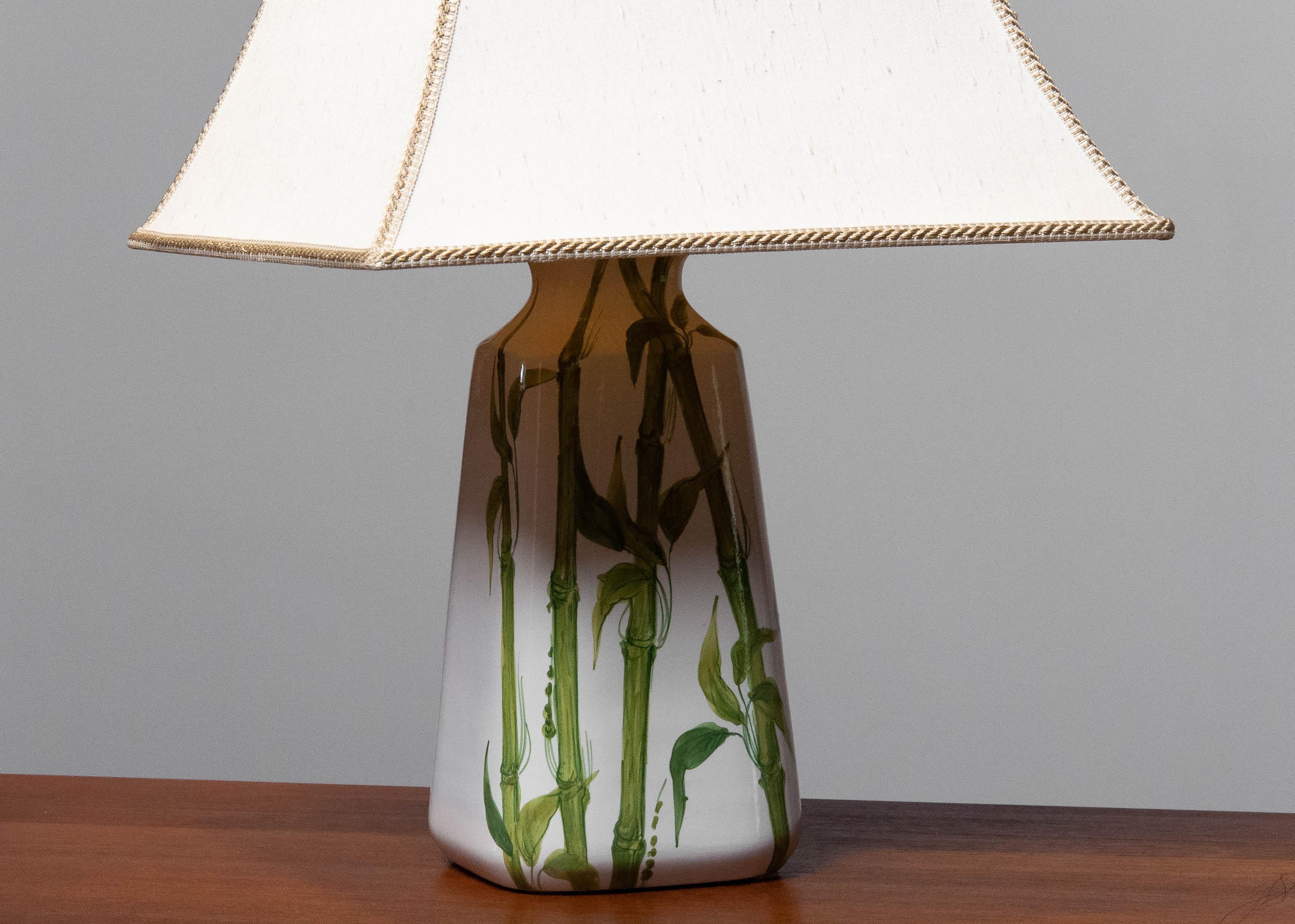 1970s Italian Hand Painted White Ceramic and Glazed Table Lamp with Bamboo Decor In Good Condition For Sale In Silvolde, Gelderland