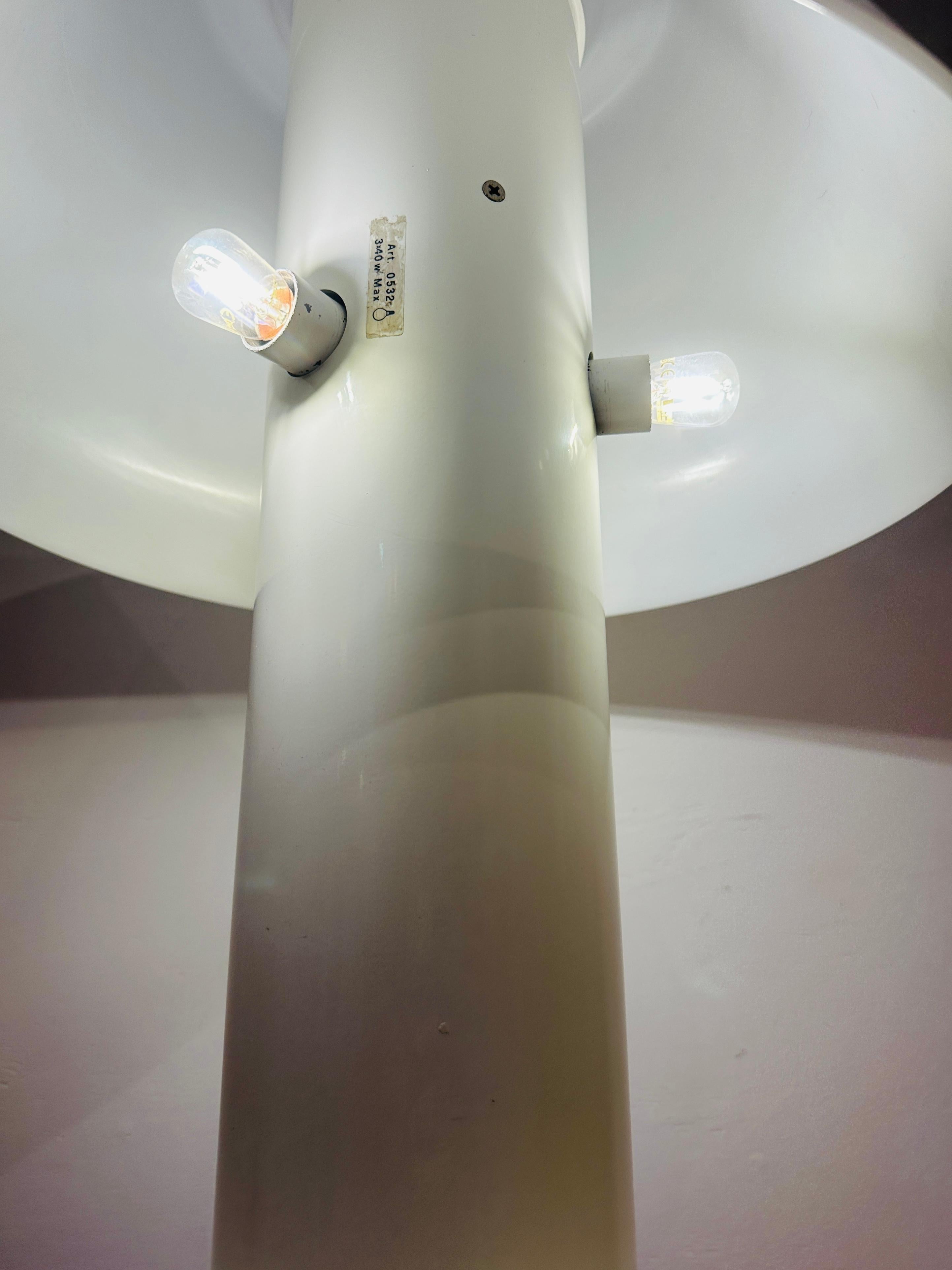 Harvey Guzzini pour Guzzini lampe de bureau italienne des années 1970 en métal laqué blanc en vente 3