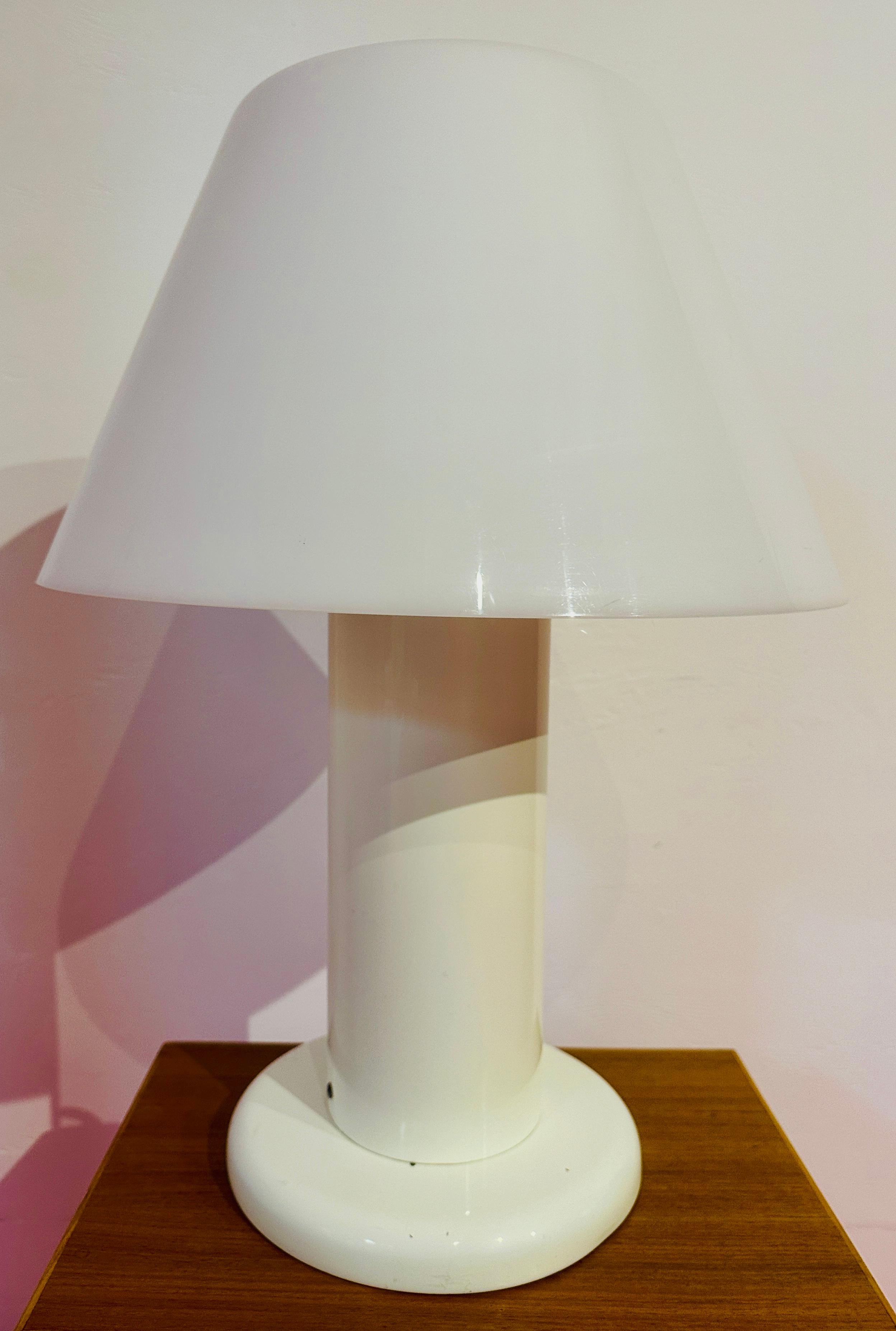 Harvey Guzzini pour Guzzini lampe de bureau italienne des années 1970 en métal laqué blanc en vente 4