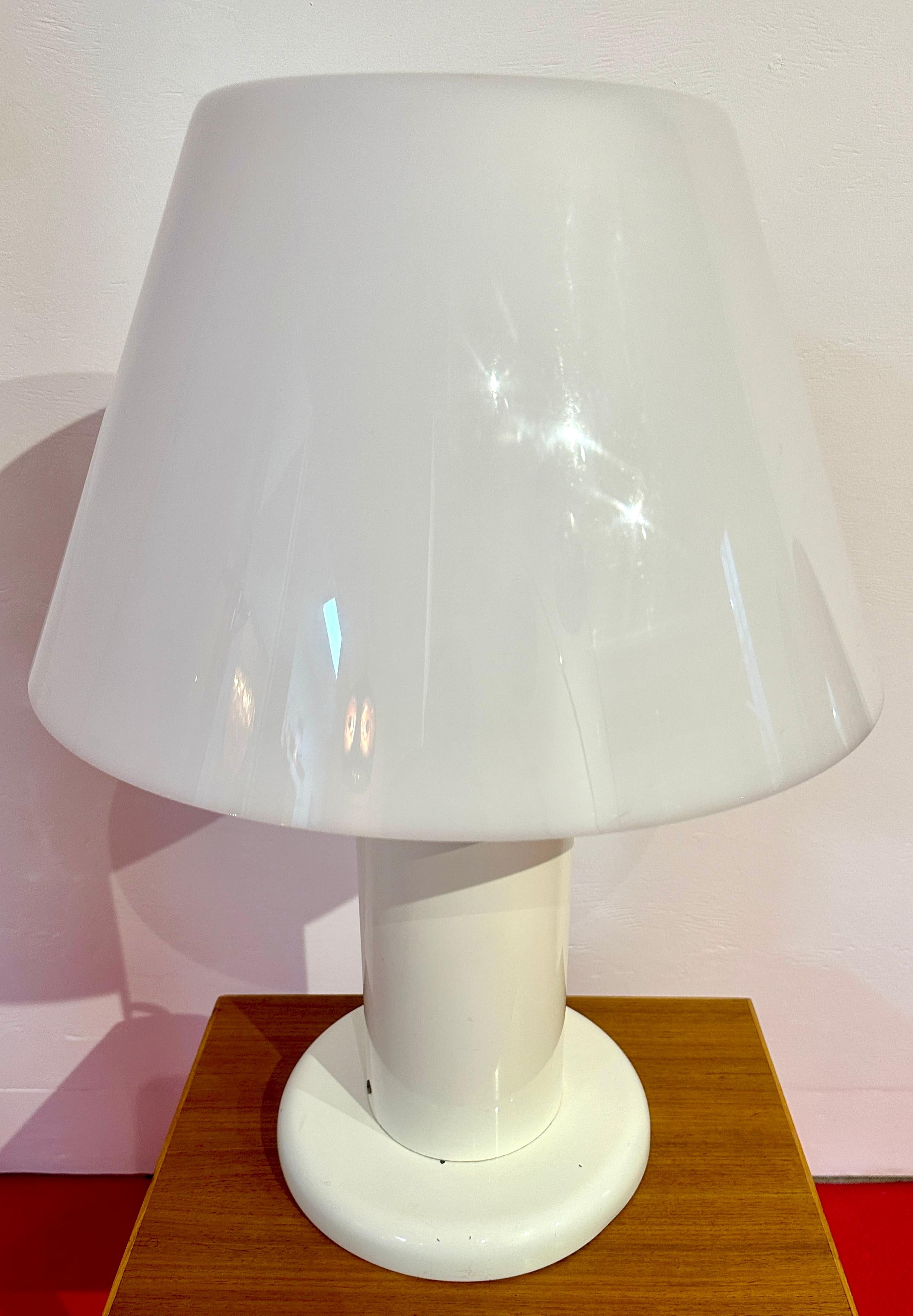 Harvey Guzzini pour Guzzini lampe de bureau italienne des années 1970 en métal laqué blanc en vente 5