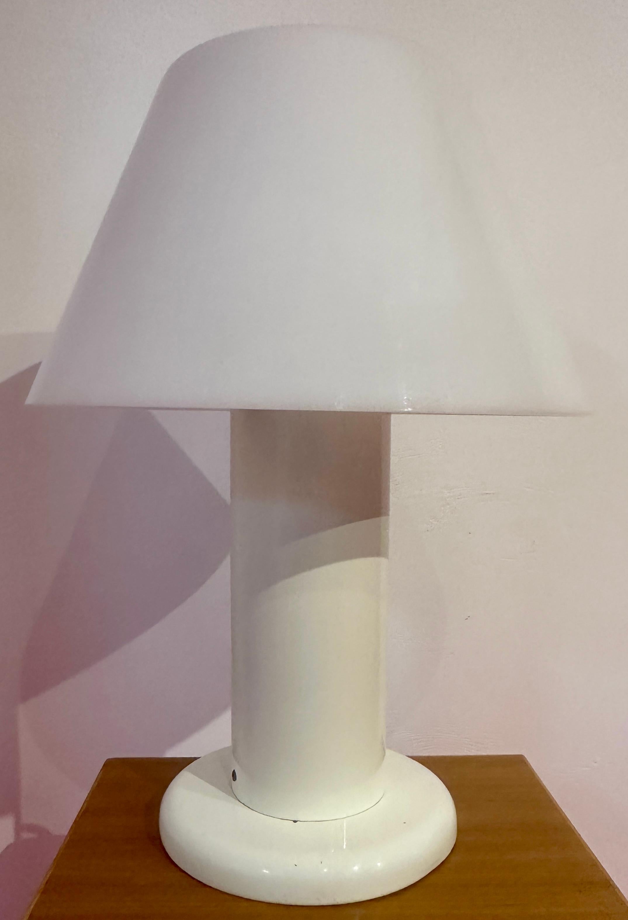 Harvey Guzzini pour Guzzini lampe de bureau italienne des années 1970 en métal laqué blanc en vente 6