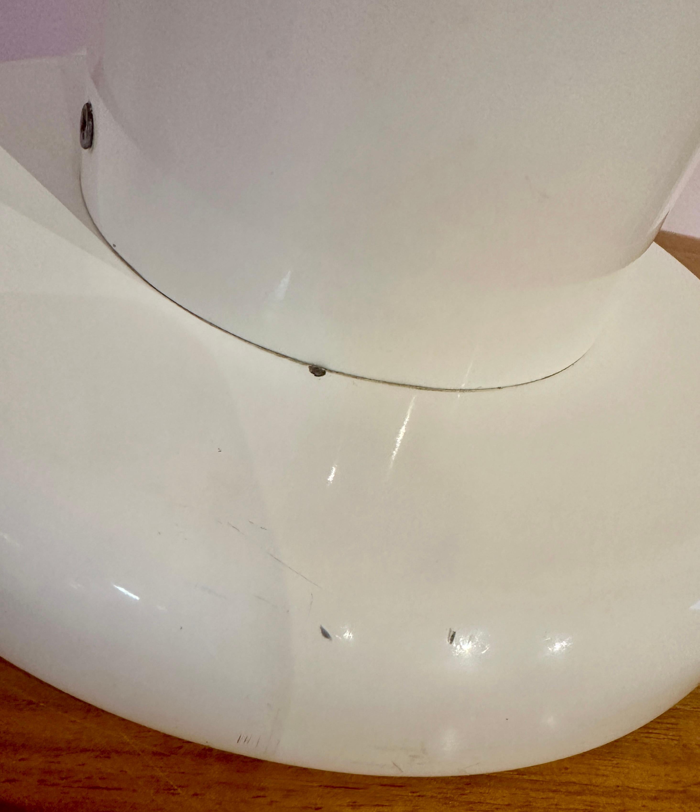 Harvey Guzzini pour Guzzini lampe de bureau italienne des années 1970 en métal laqué blanc en vente 7
