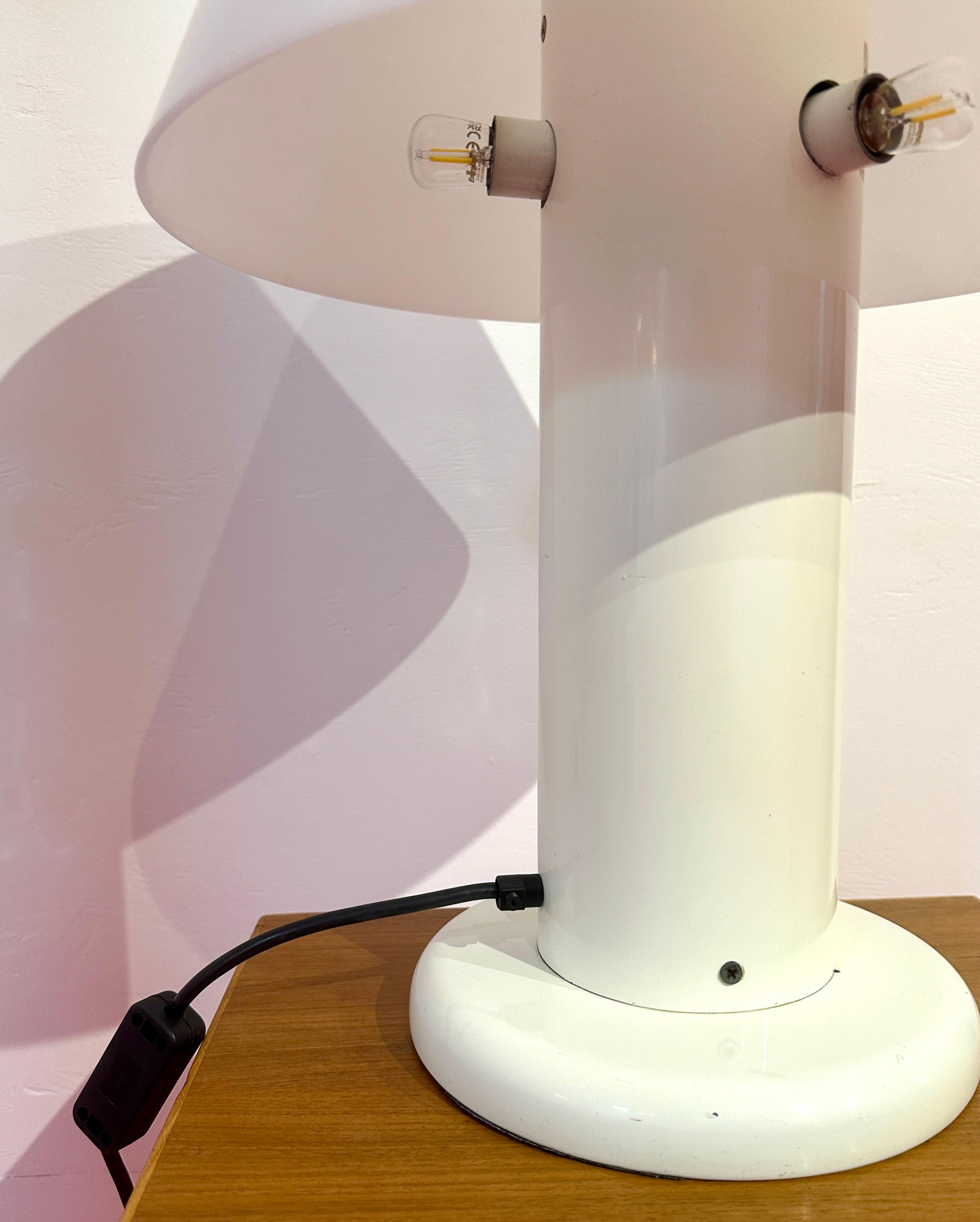Harvey Guzzini pour Guzzini lampe de bureau italienne des années 1970 en métal laqué blanc en vente 9