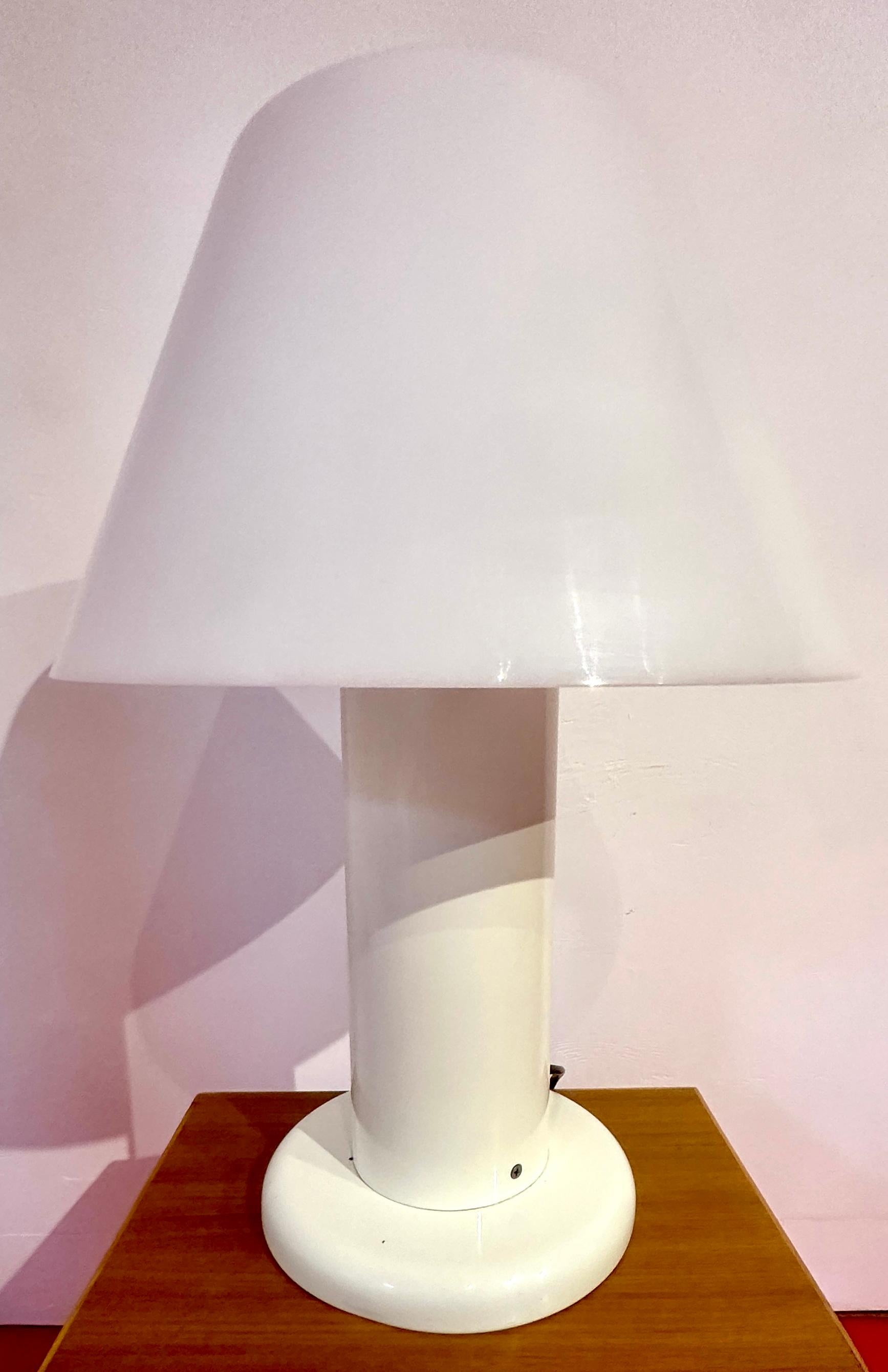 Harvey Guzzini pour Guzzini lampe de bureau italienne des années 1970 en métal laqué blanc en vente 10