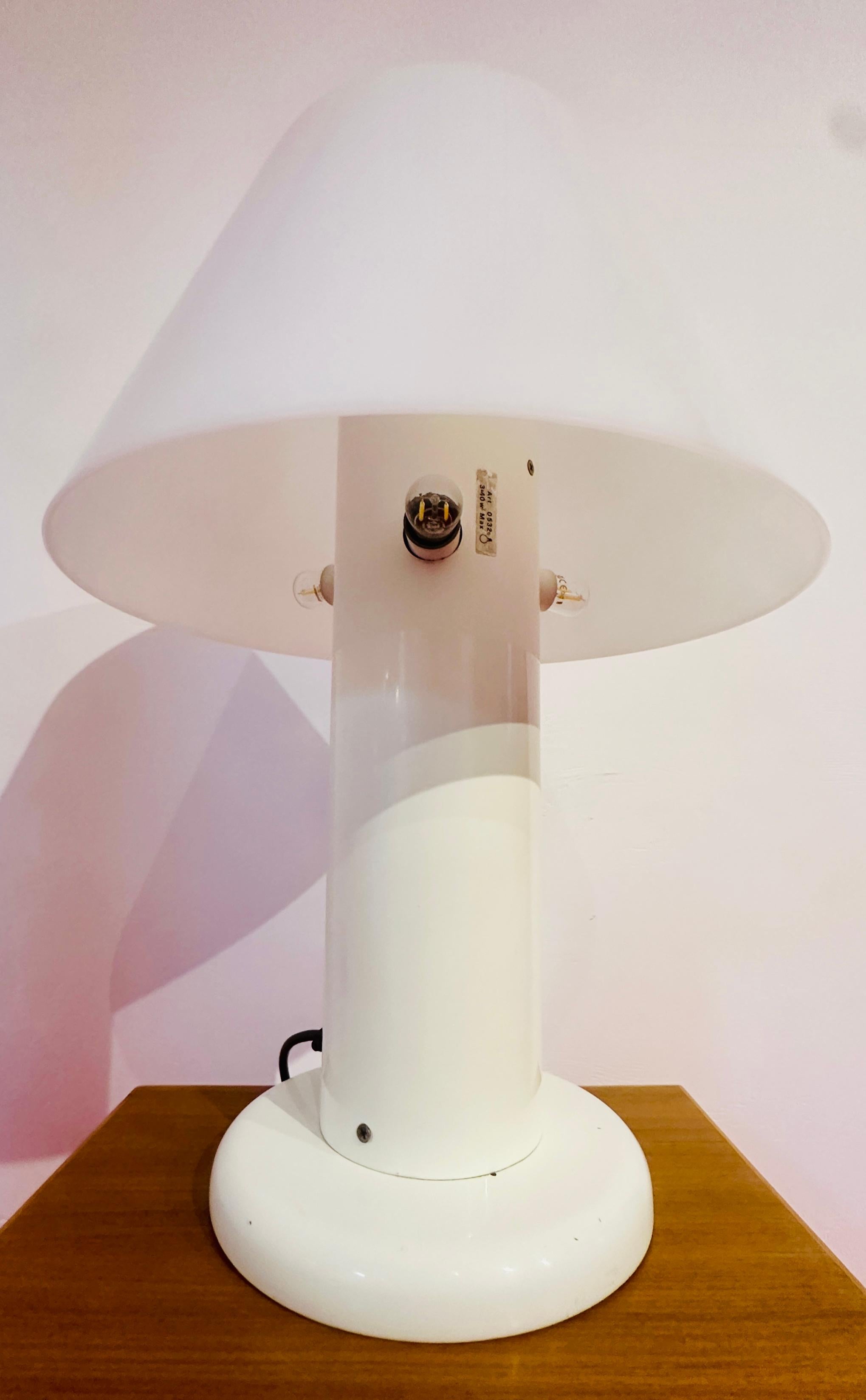 Harvey Guzzini pour Guzzini lampe de bureau italienne des années 1970 en métal laqué blanc en vente 11