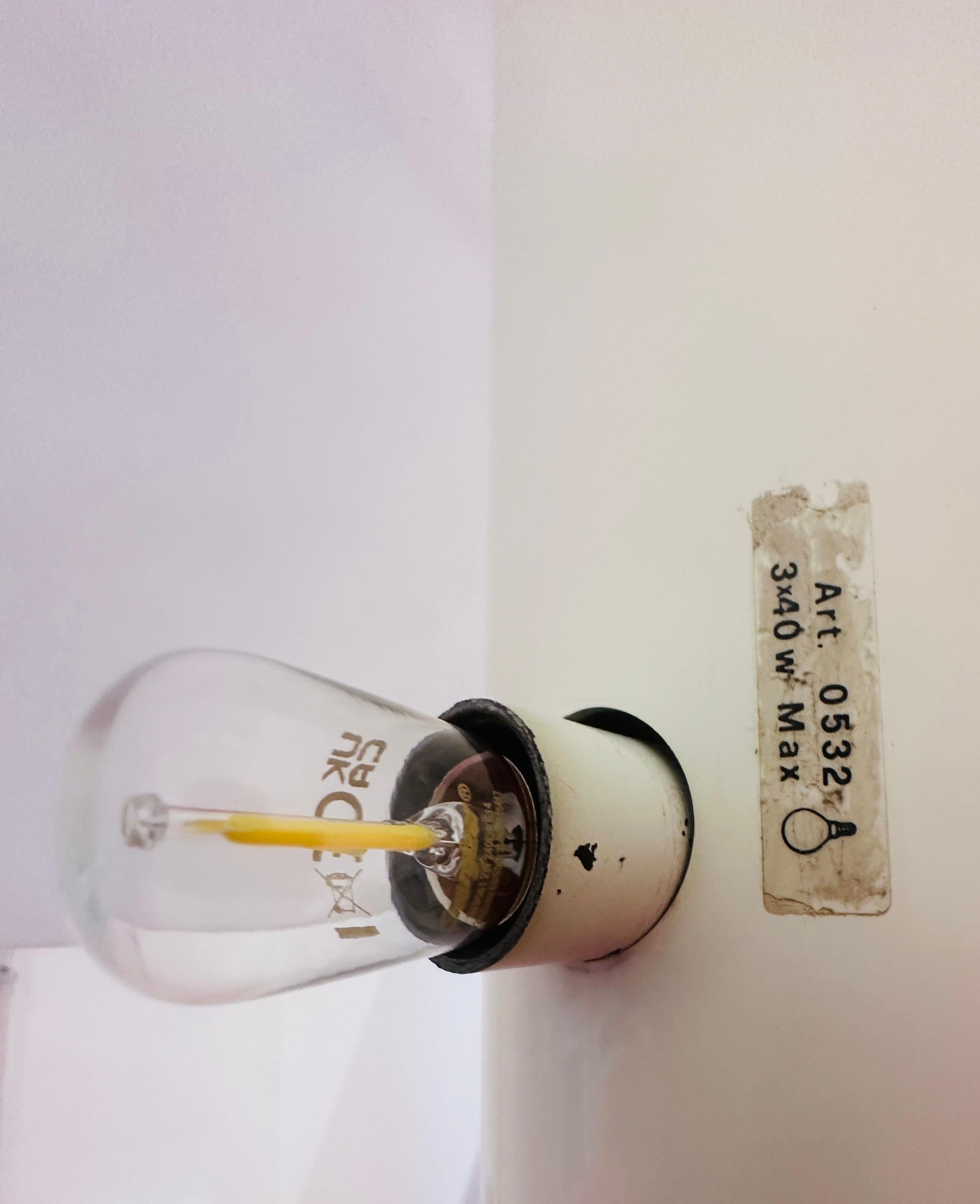 Harvey Guzzini pour Guzzini lampe de bureau italienne des années 1970 en métal laqué blanc en vente 12
