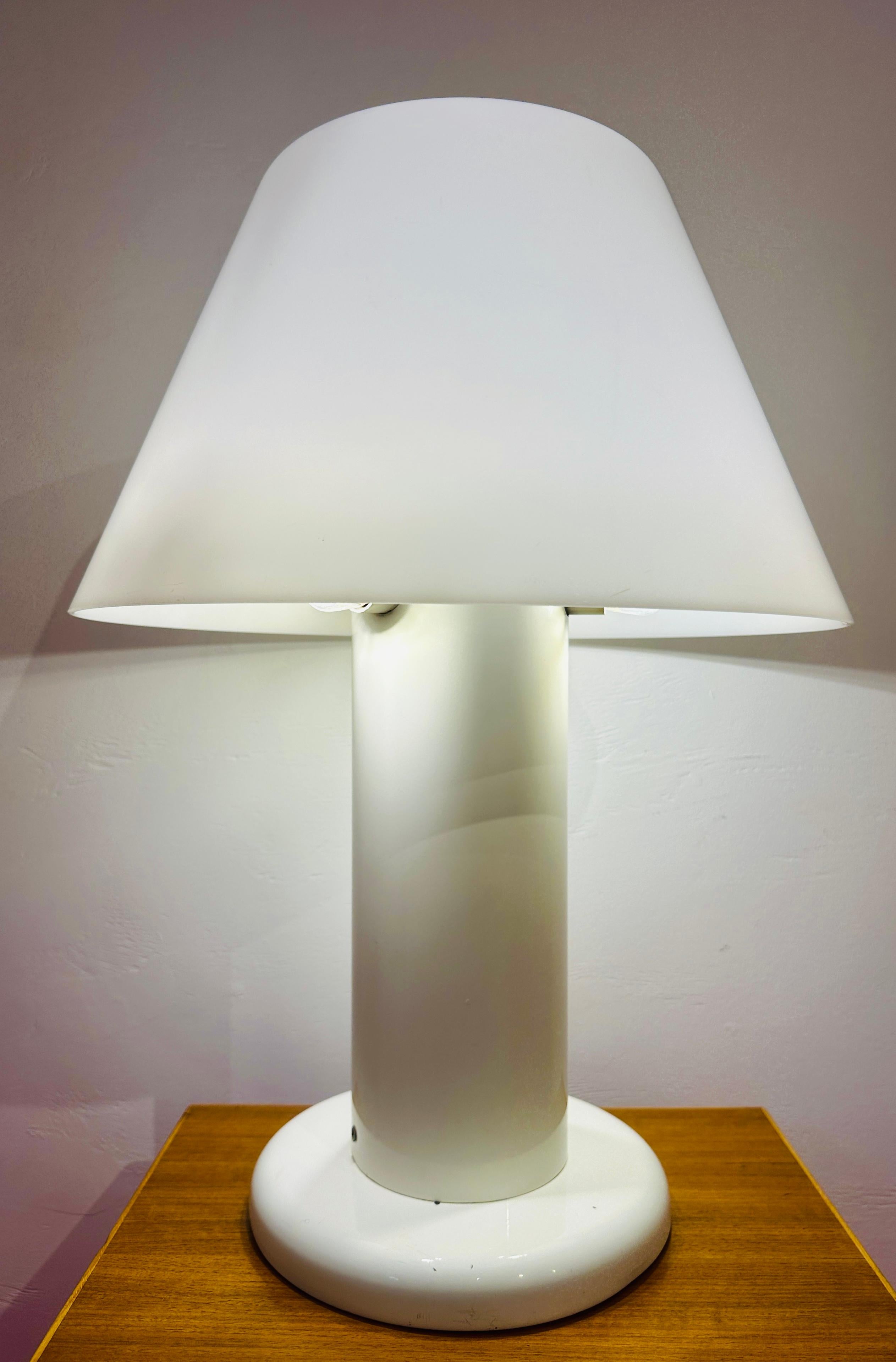 Lampe de table italienne des années 1970 en métal laqué blanc avec un abat-jour conique en acrylique blanc.  Conçu par Harvey Guzzini et fabriqué par Guzzini.  L'abat-jour se détache de la base par le haut pour être rangé et nettoyé.  La lampe est