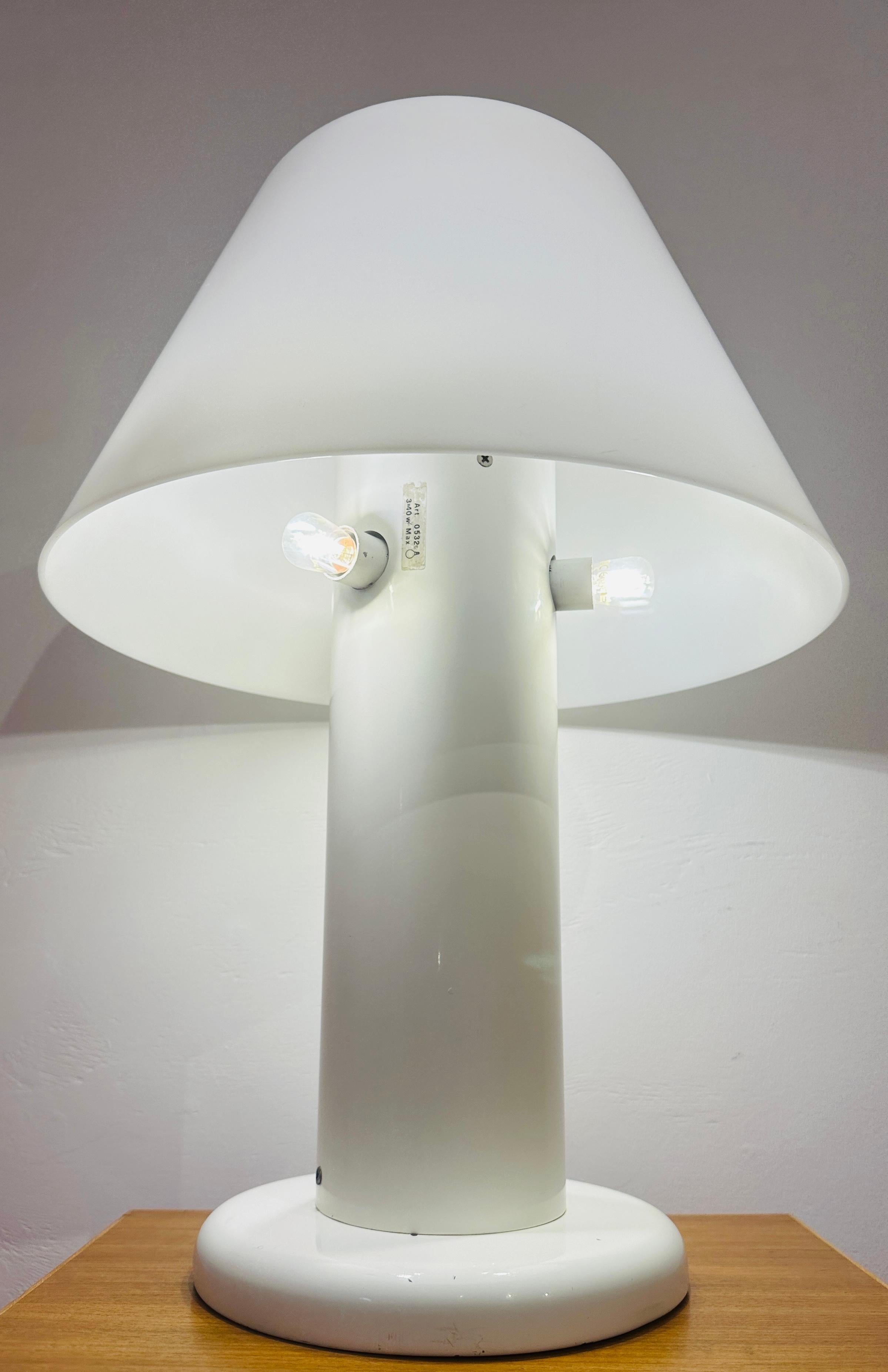 Ère spatiale Harvey Guzzini pour Guzzini lampe de bureau italienne des années 1970 en métal laqué blanc en vente
