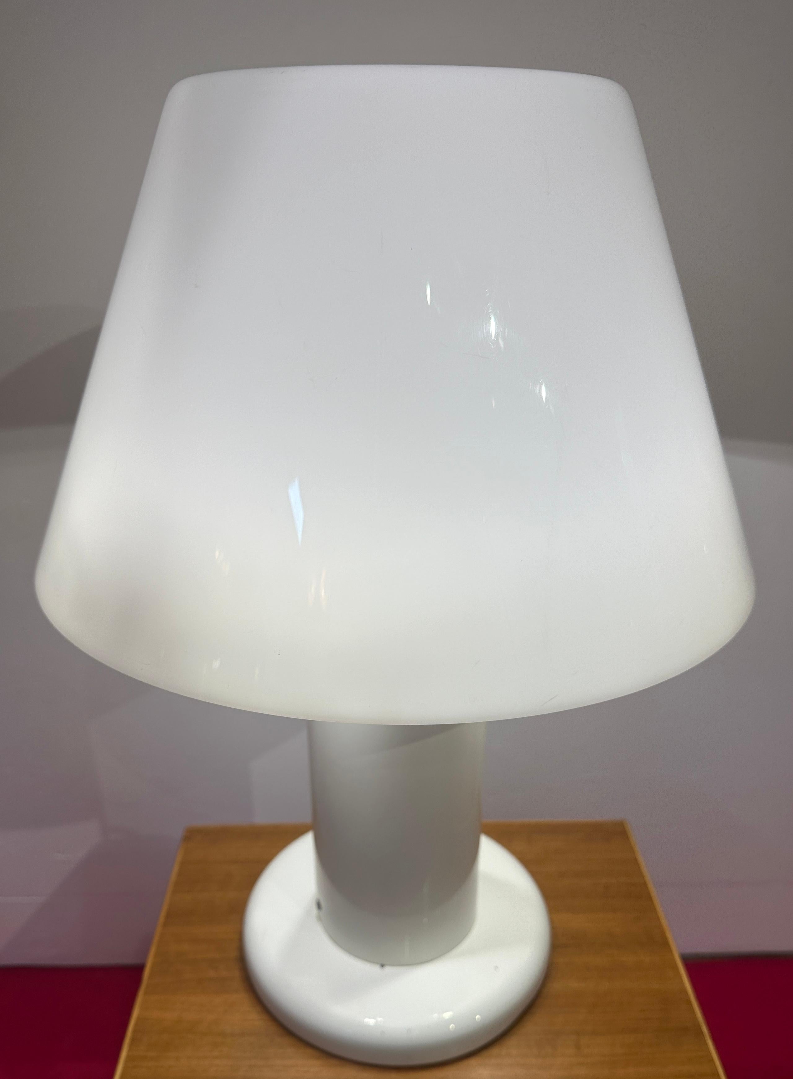 Laqué Harvey Guzzini pour Guzzini lampe de bureau italienne des années 1970 en métal laqué blanc en vente