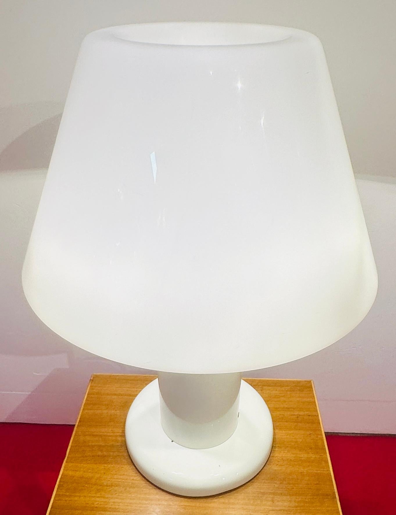 Harvey Guzzini pour Guzzini lampe de bureau italienne des années 1970 en métal laqué blanc Bon état - En vente à London, GB