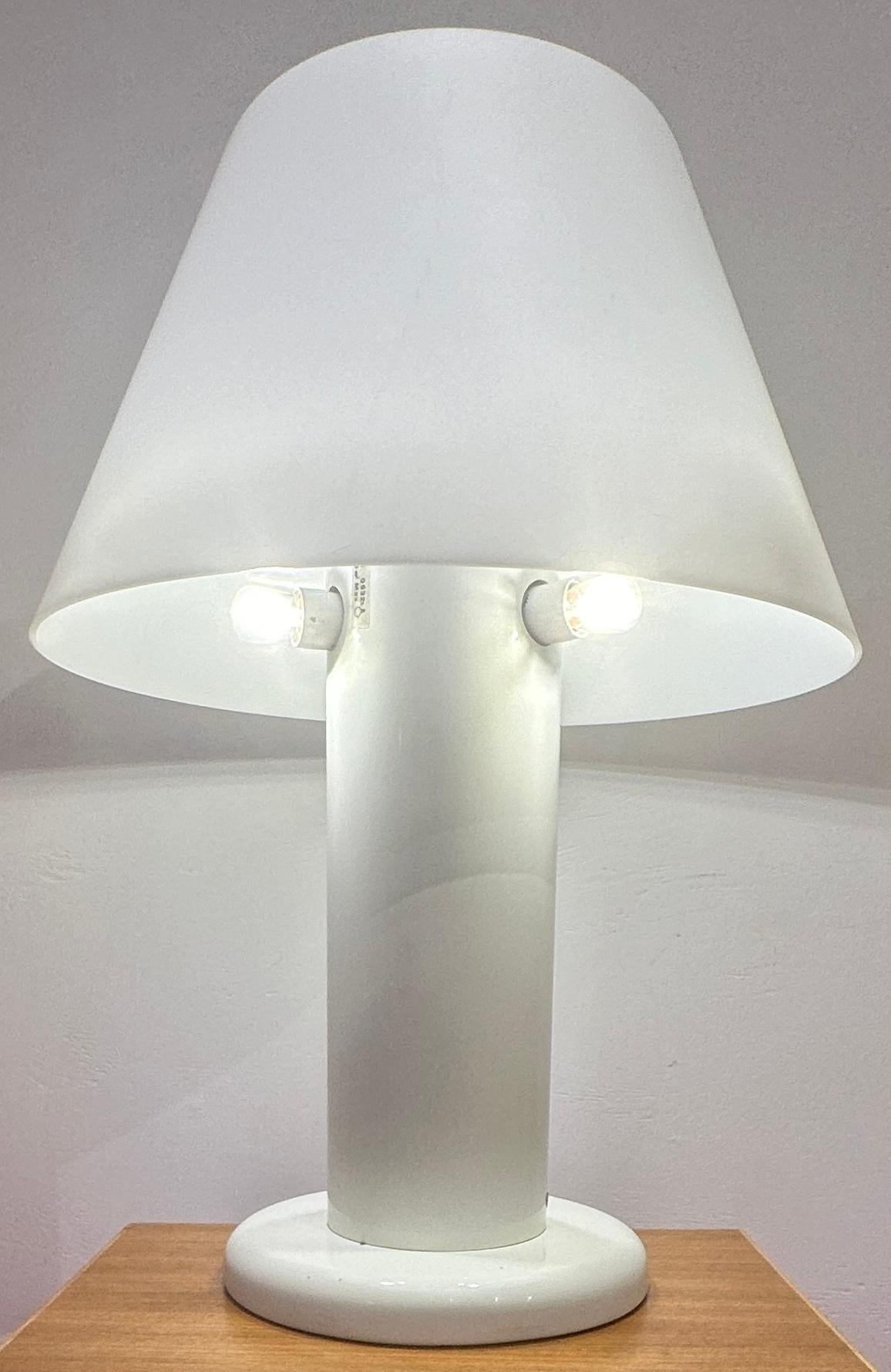 20ième siècle Harvey Guzzini pour Guzzini lampe de bureau italienne des années 1970 en métal laqué blanc en vente
