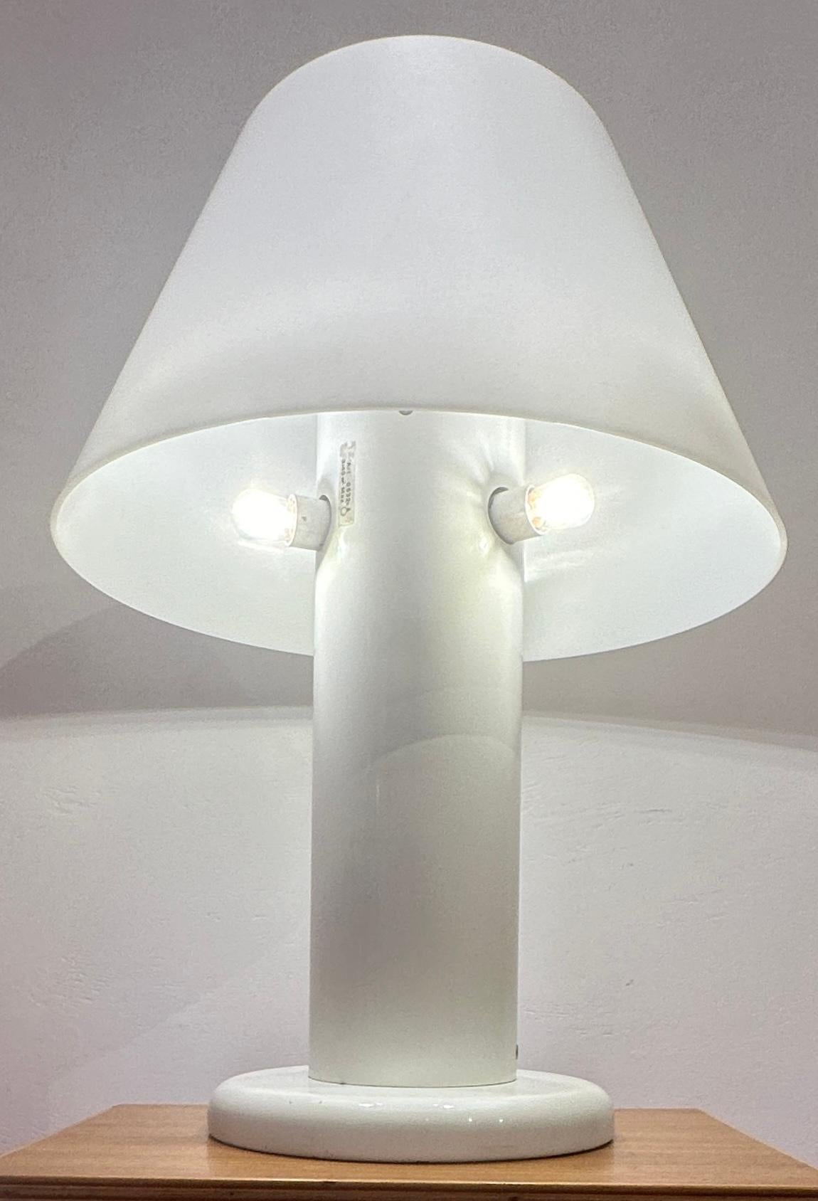 Métal Harvey Guzzini pour Guzzini lampe de bureau italienne des années 1970 en métal laqué blanc en vente