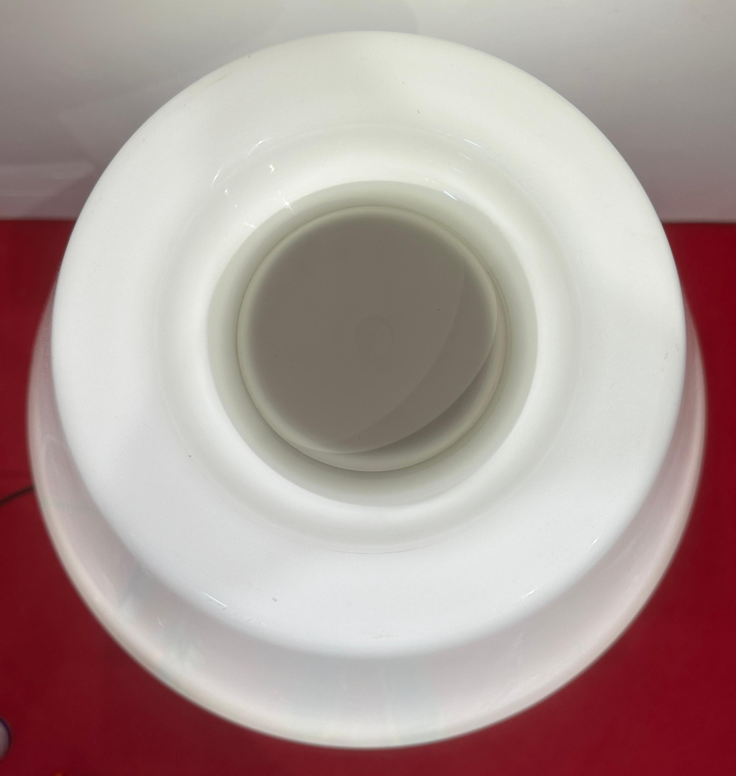 Harvey Guzzini pour Guzzini lampe de bureau italienne des années 1970 en métal laqué blanc en vente 1