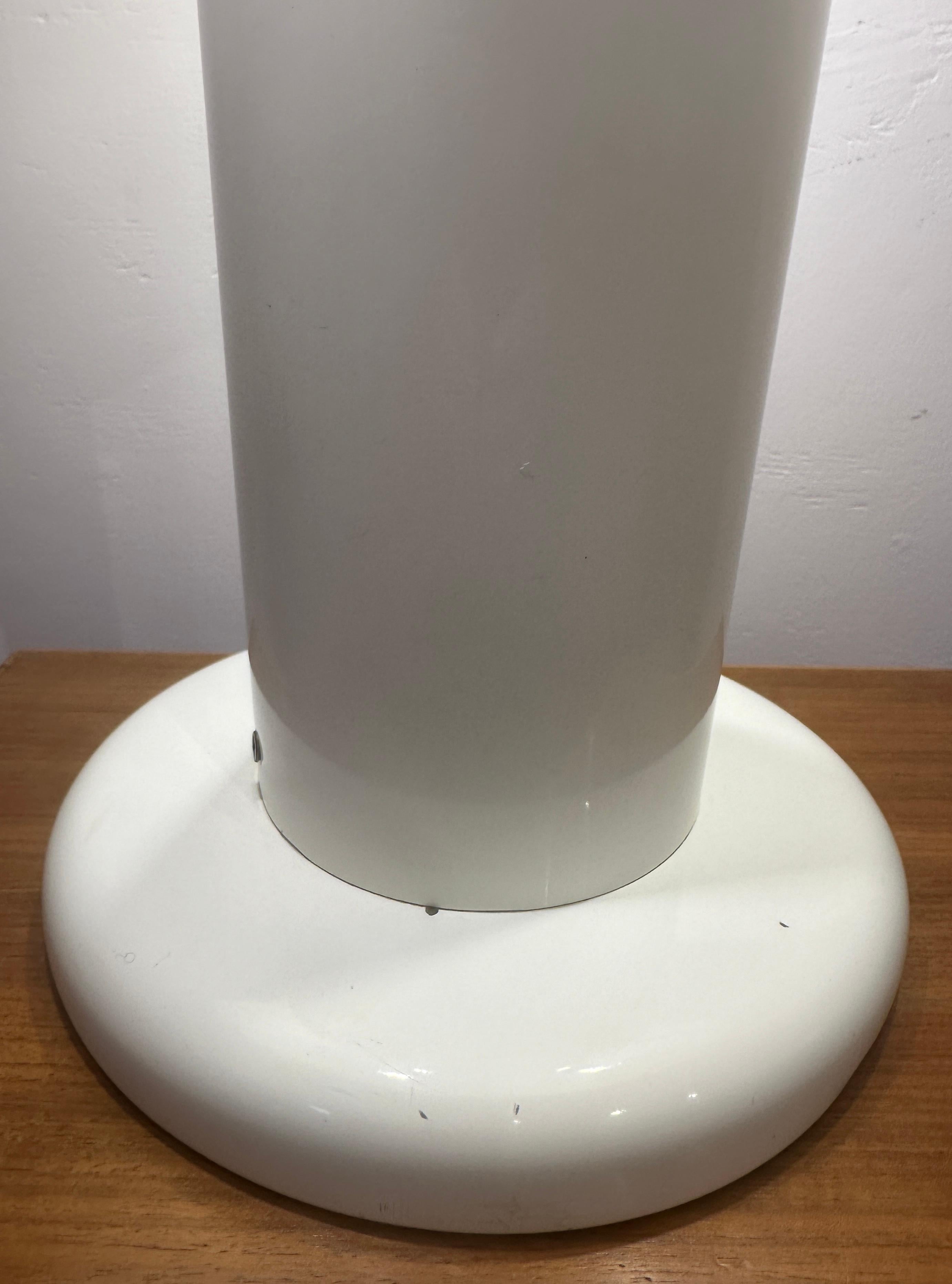 Harvey Guzzini pour Guzzini lampe de bureau italienne des années 1970 en métal laqué blanc en vente 2
