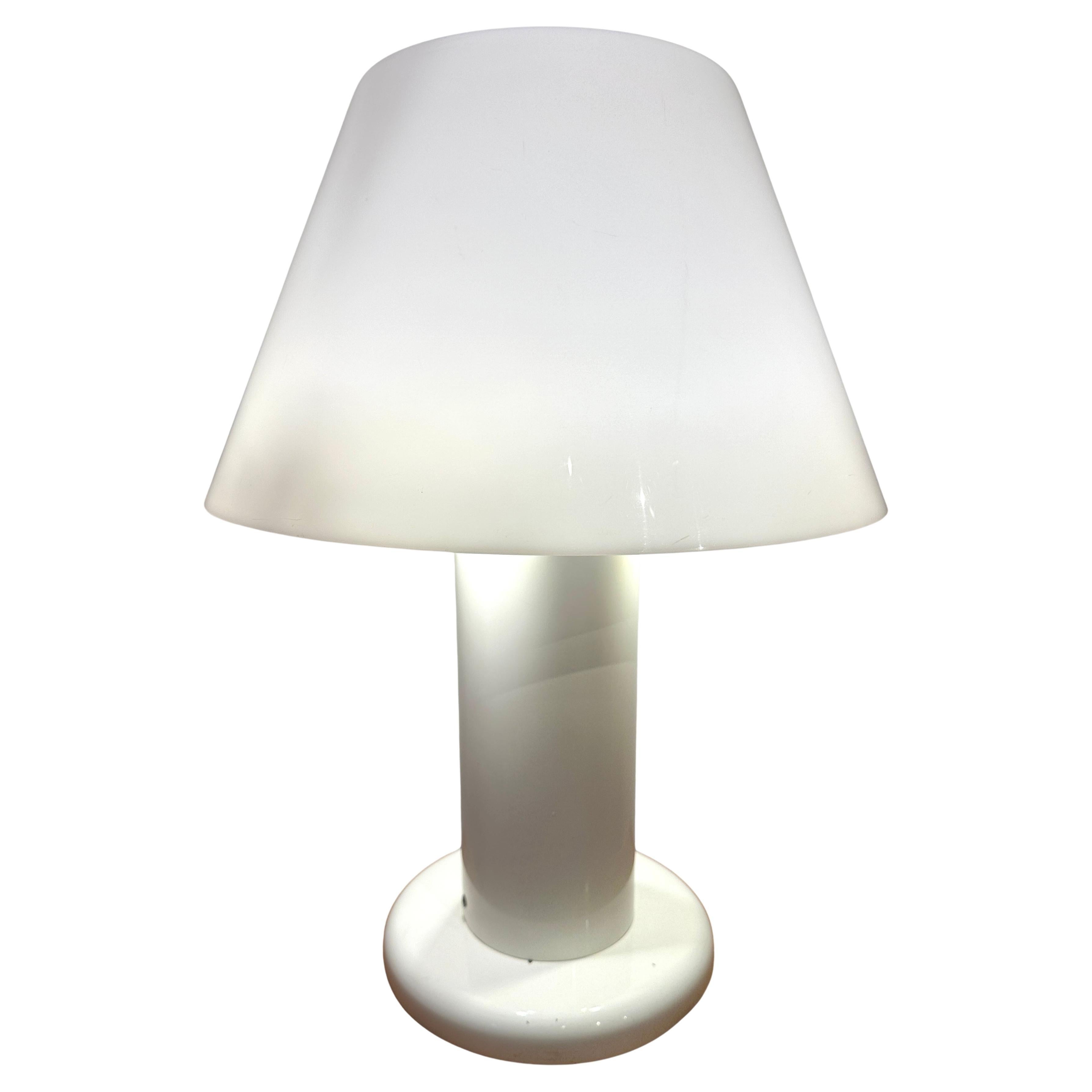 Lampada da tavolo in metallo laccato bianco di Harvey Guzzini per Guzzini, anni '70.
