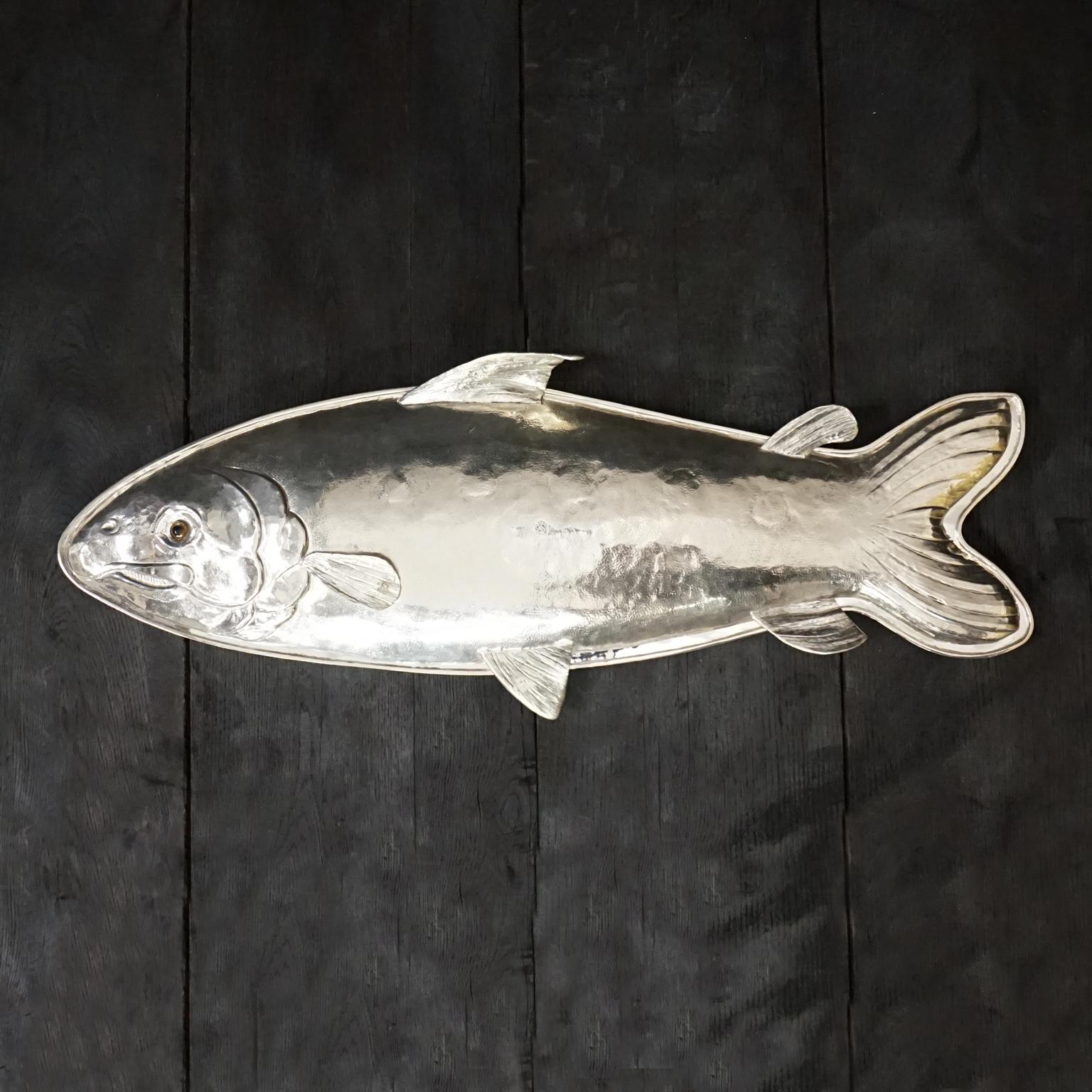 Very impressive Large 1970s Italian silver plated hand-hammered Franco Lagini Salmon fish serving platter.
Very detailed hammered salmon depiction with lifelike teeth, fins, gills and a glass brown eye.
The oval inside tray is deep with wide