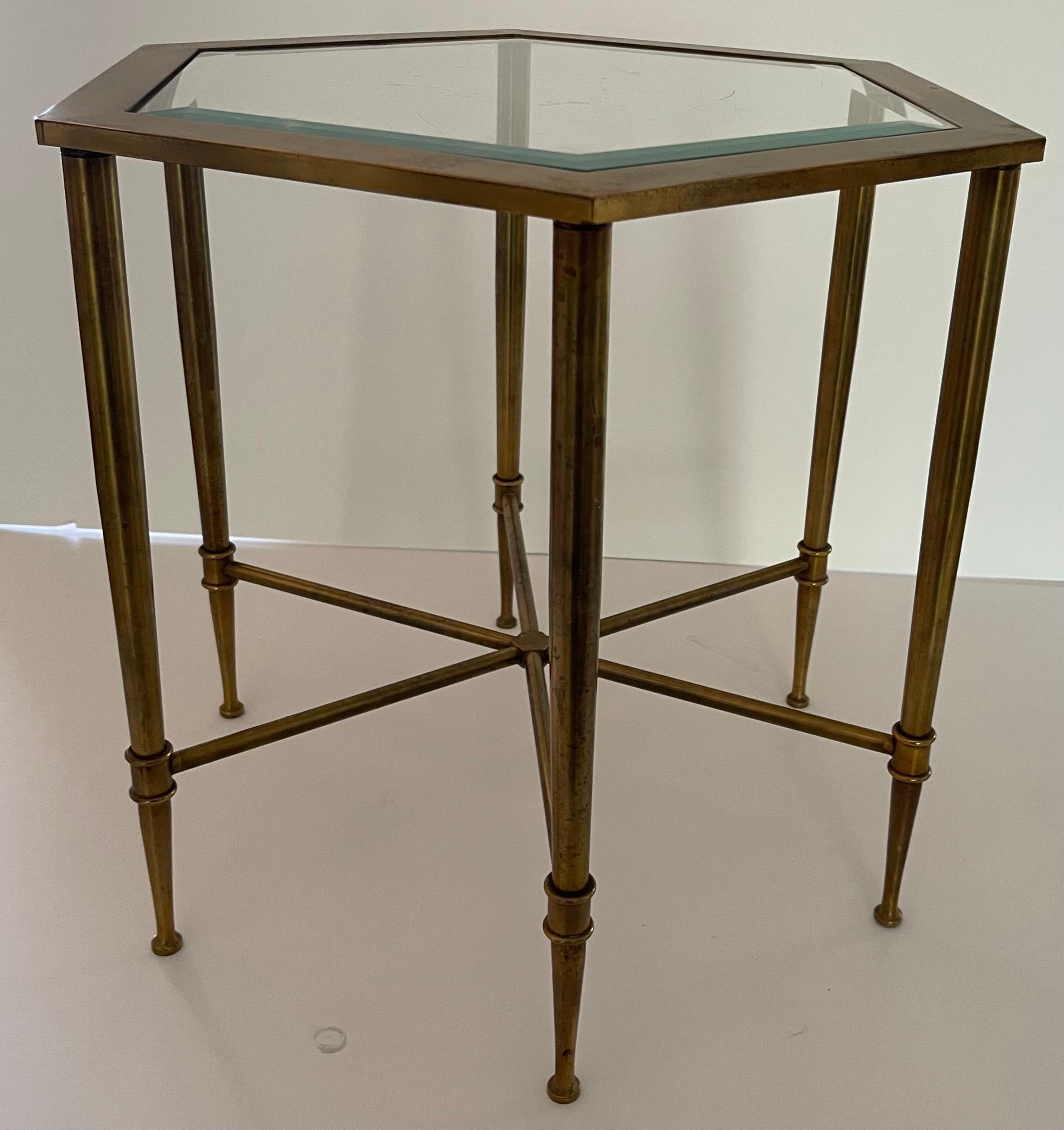 Tavolino ottagonale in ottone brunito italiano degli anni '70. Piano in vetro smussato originale incastonato. Nessun marchio di fabbrica o firma. 