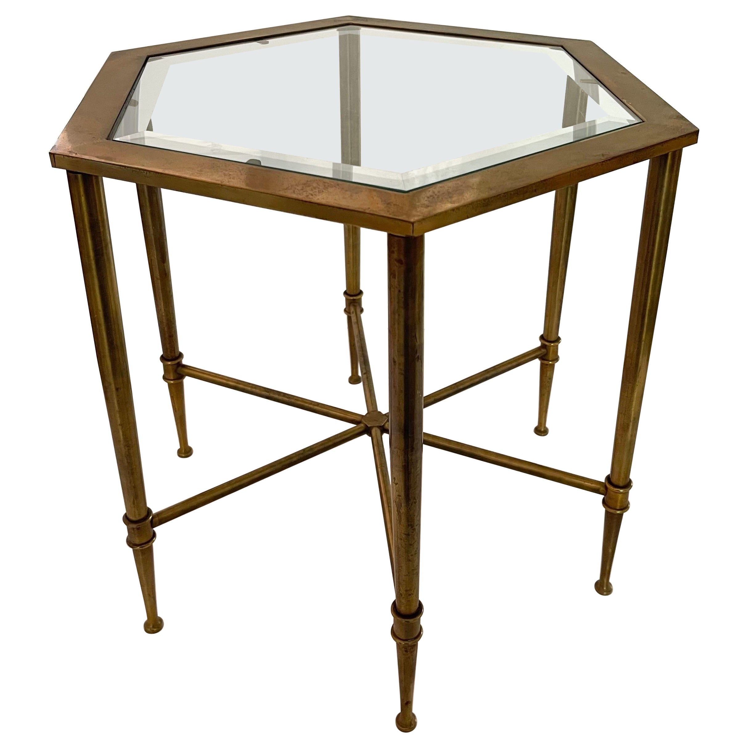 Table d'appoint italienne hexagonale en laiton et verre des années 1970
