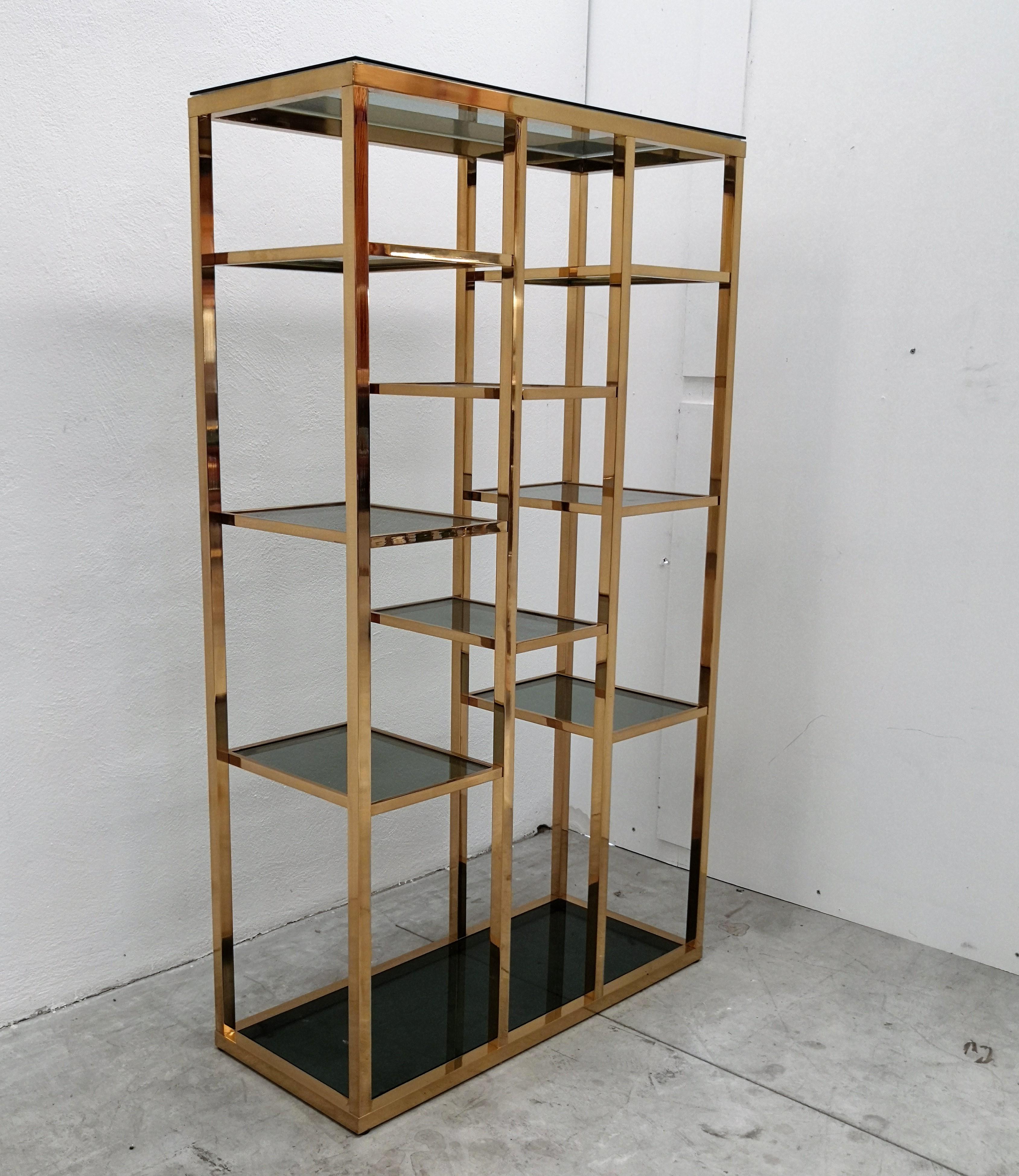 1970s Italian Hollywood Regency Brass and Green Glass Étagère Shelving Display In Good Condition In Carimate, Como
