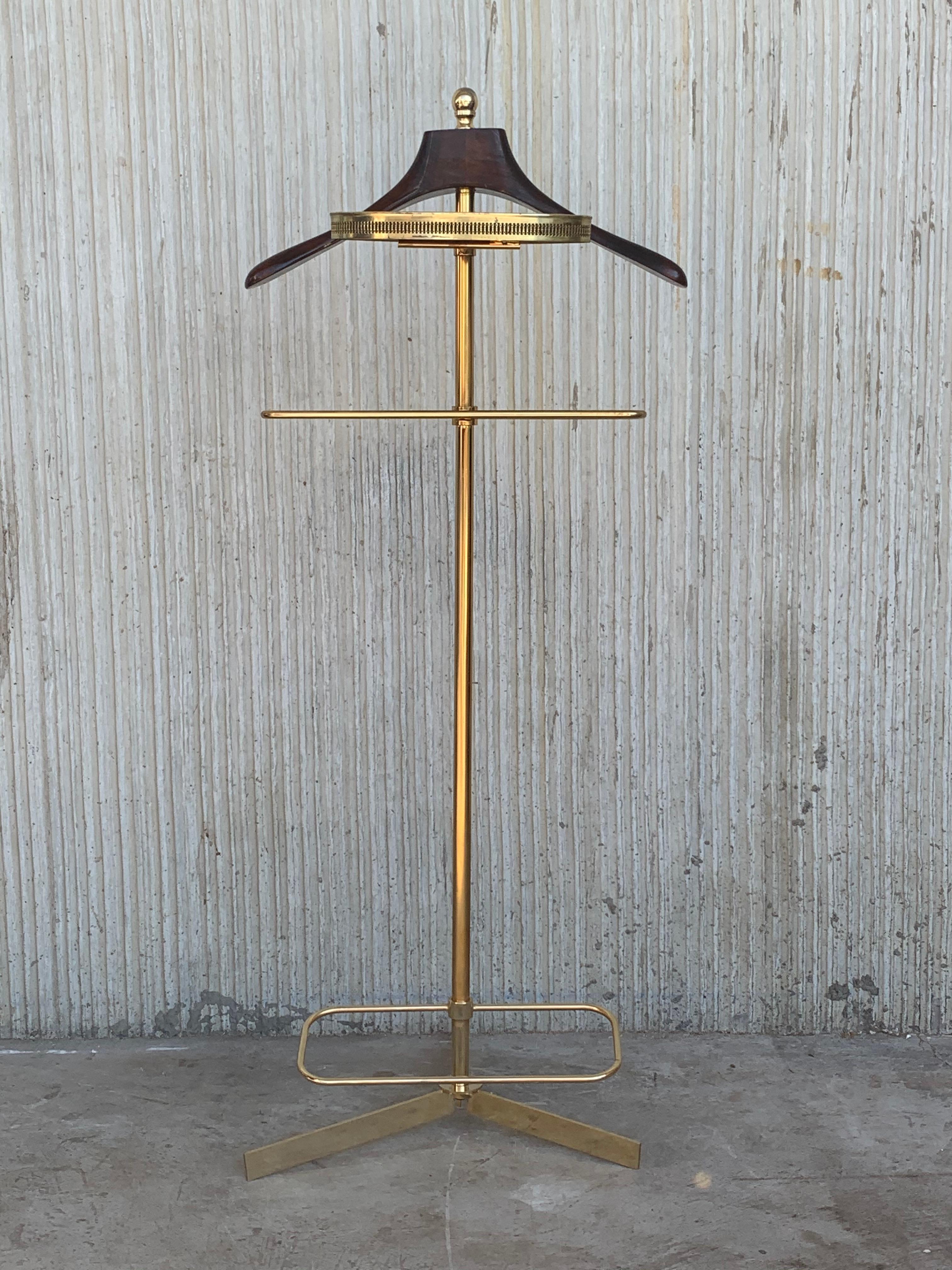 1970s Italian Hollywood Regency Brass and Wood Valet Stand Dressboy In Good Condition In Miami, FL