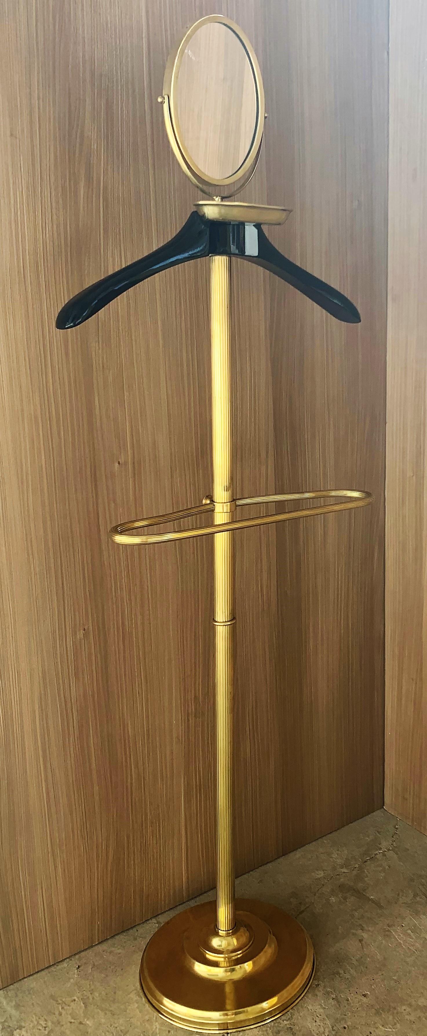 1970s Italian Hollywood Regency Brass and Wood Valet Stand Dressboy with Mirror In Good Condition In Miami, FL