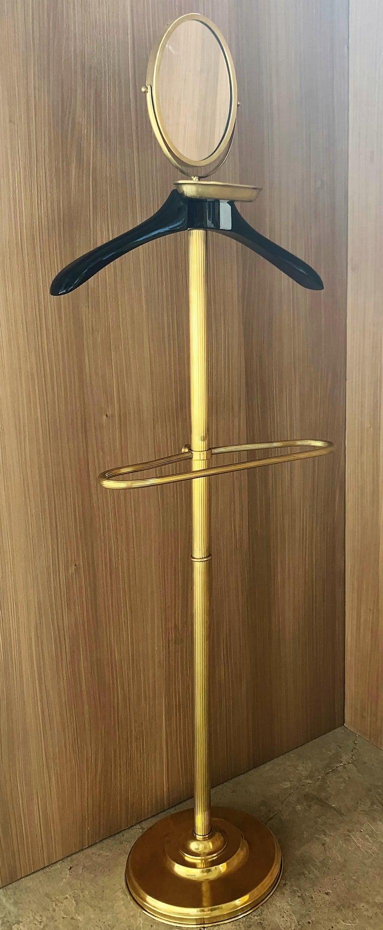 1970s Italian Hollywood Regency Brass and Wood Valet Stand Dressboy with Mirror In Good Condition In Miami, FL
