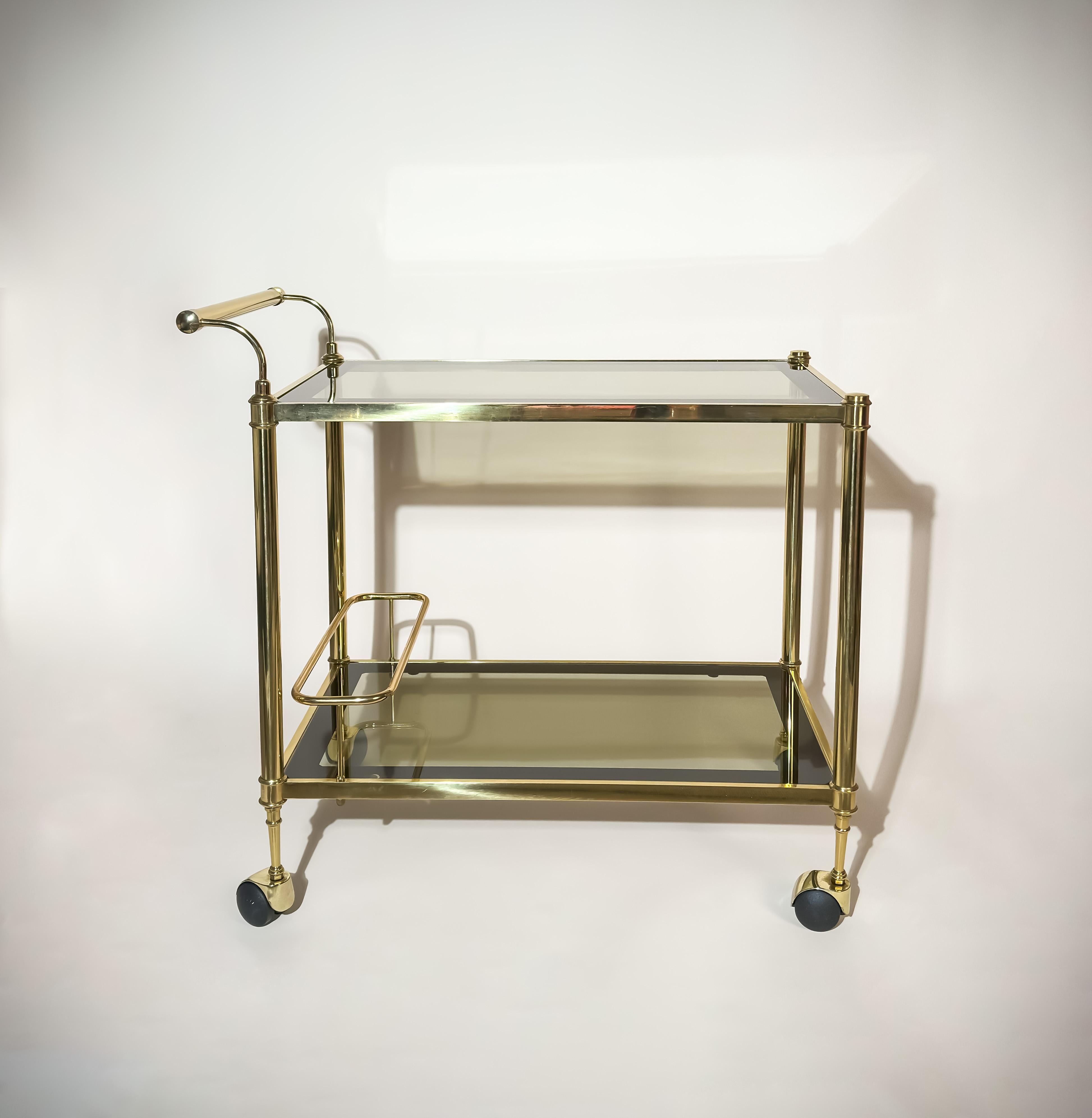 Italienischer Hollywood-Regency-Barwagen aus Messing aus den 1970er Jahren mit Ablagen aus Rauchglas (Hollywood Regency) im Angebot
