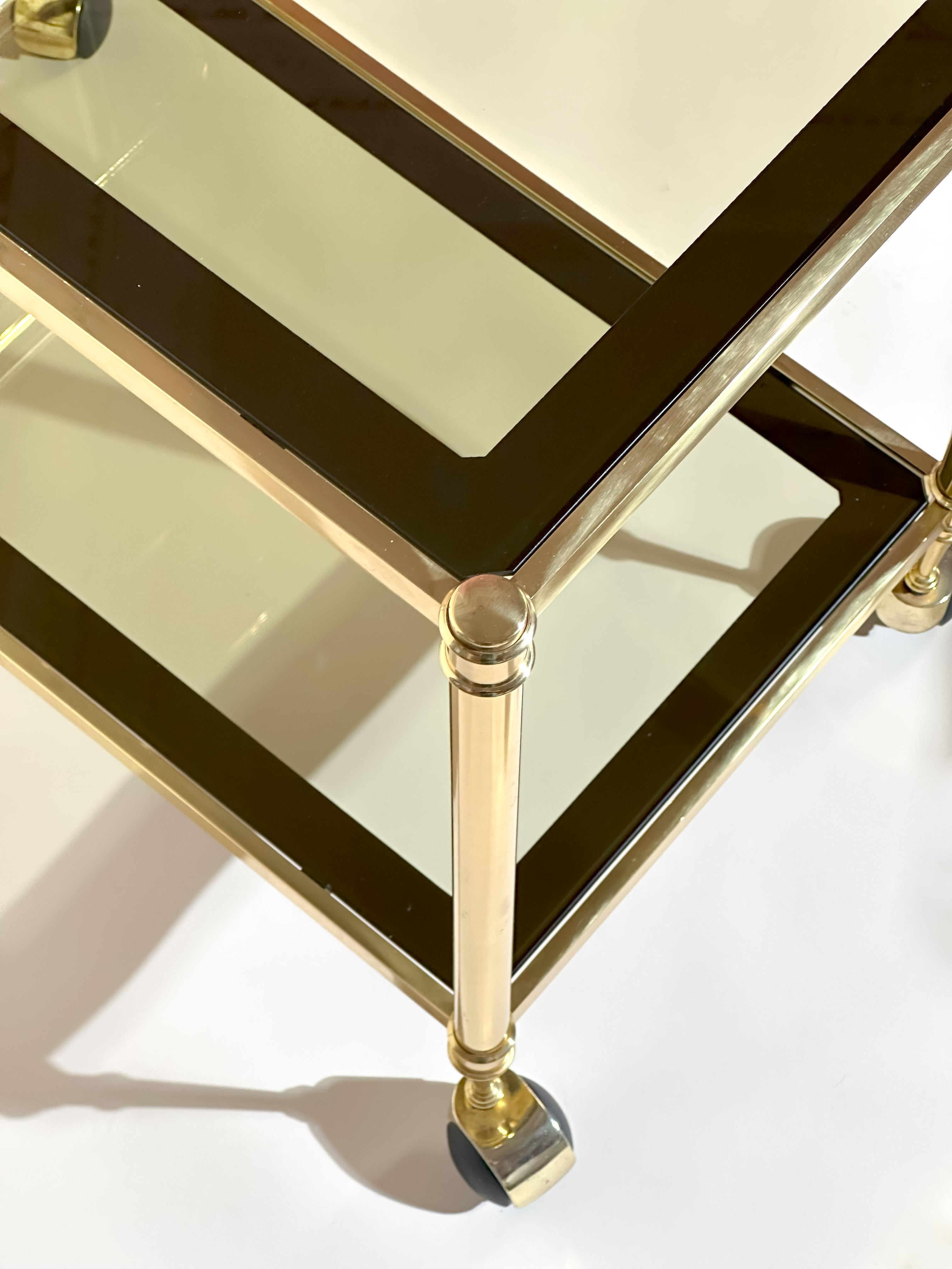 Italienischer Hollywood-Regency-Barwagen aus Messing aus den 1970er Jahren mit Ablagen aus Rauchglas (Glasiert) im Angebot