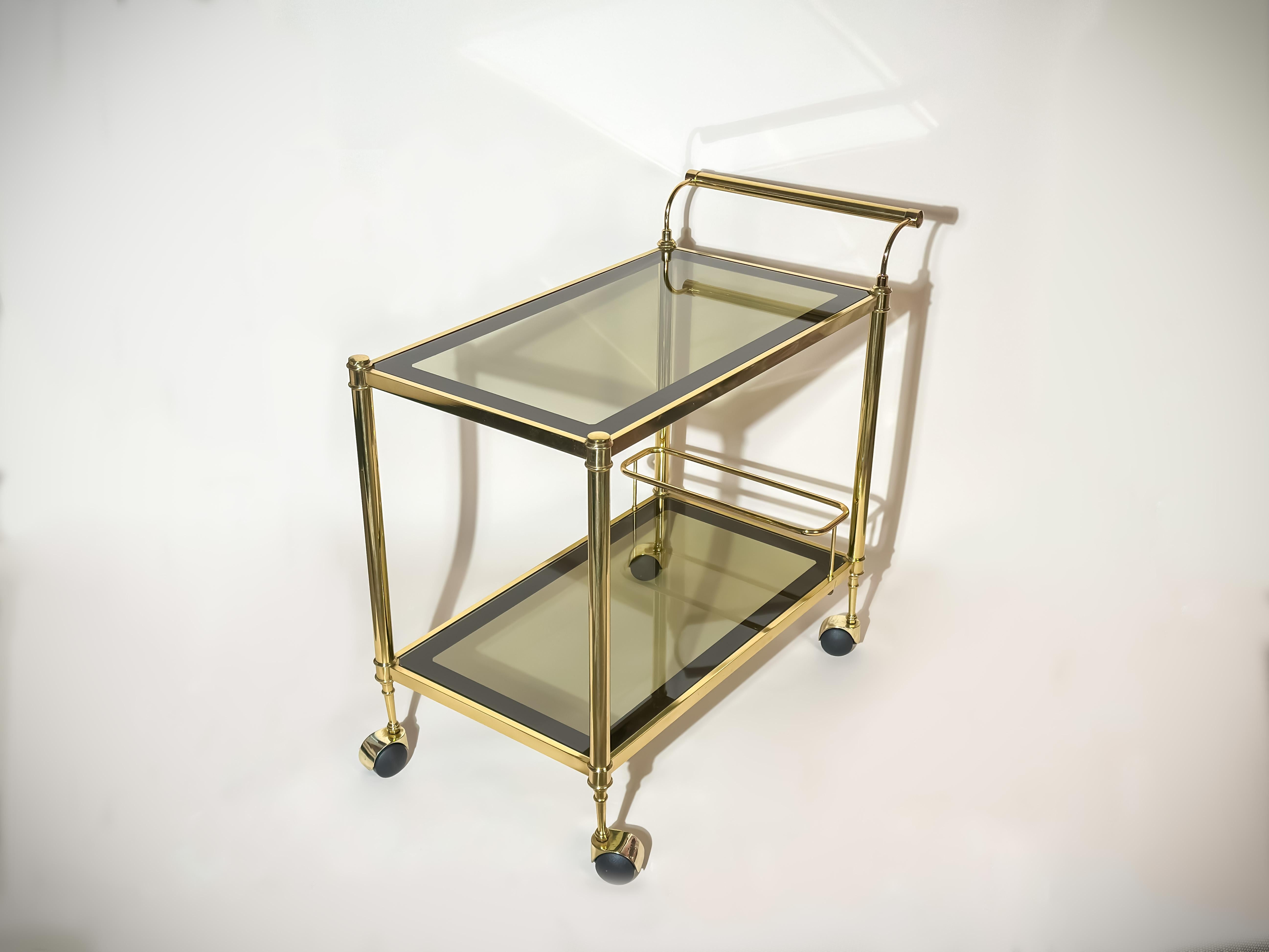 Italienischer Hollywood-Regency-Barwagen aus Messing aus den 1970er Jahren mit Ablagen aus Rauchglas im Zustand „Gut“ im Angebot in Glasgow, GB