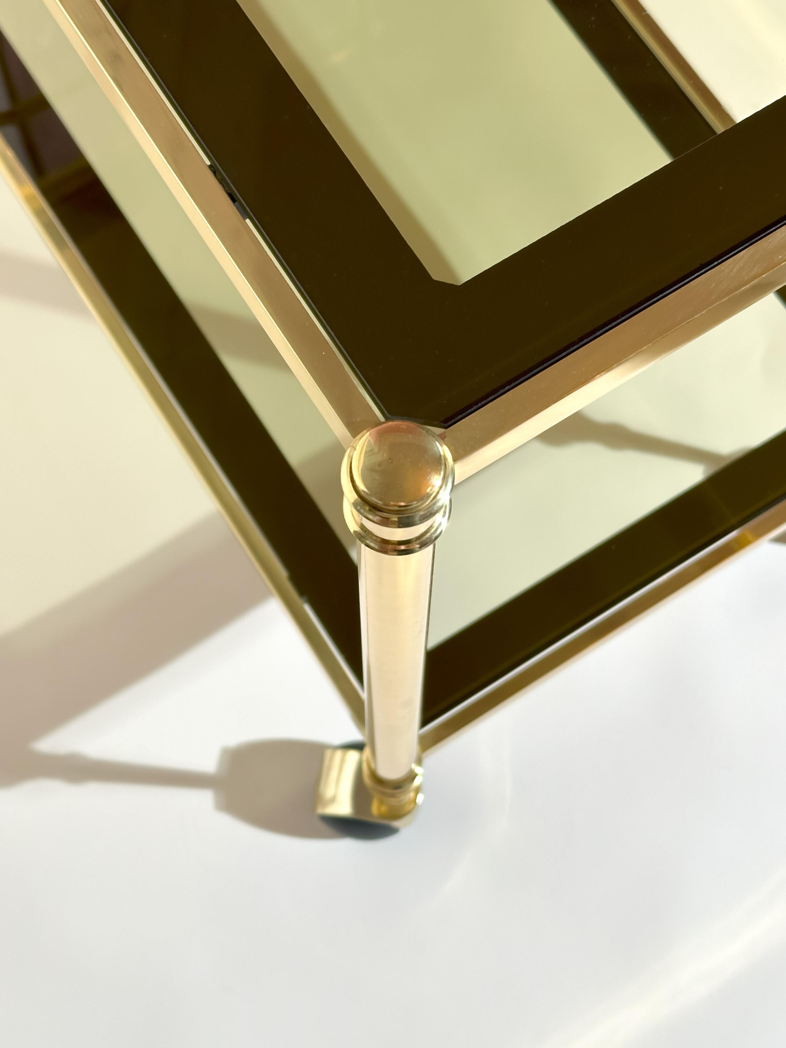 Italienischer Hollywood-Regency-Barwagen aus Messing aus den 1970er Jahren mit Ablagen aus Rauchglas im Angebot 3