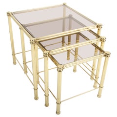 Set di 3 tavolini nidificanti in ottone e vetro bronzo Hollywood Regency degli anni '70