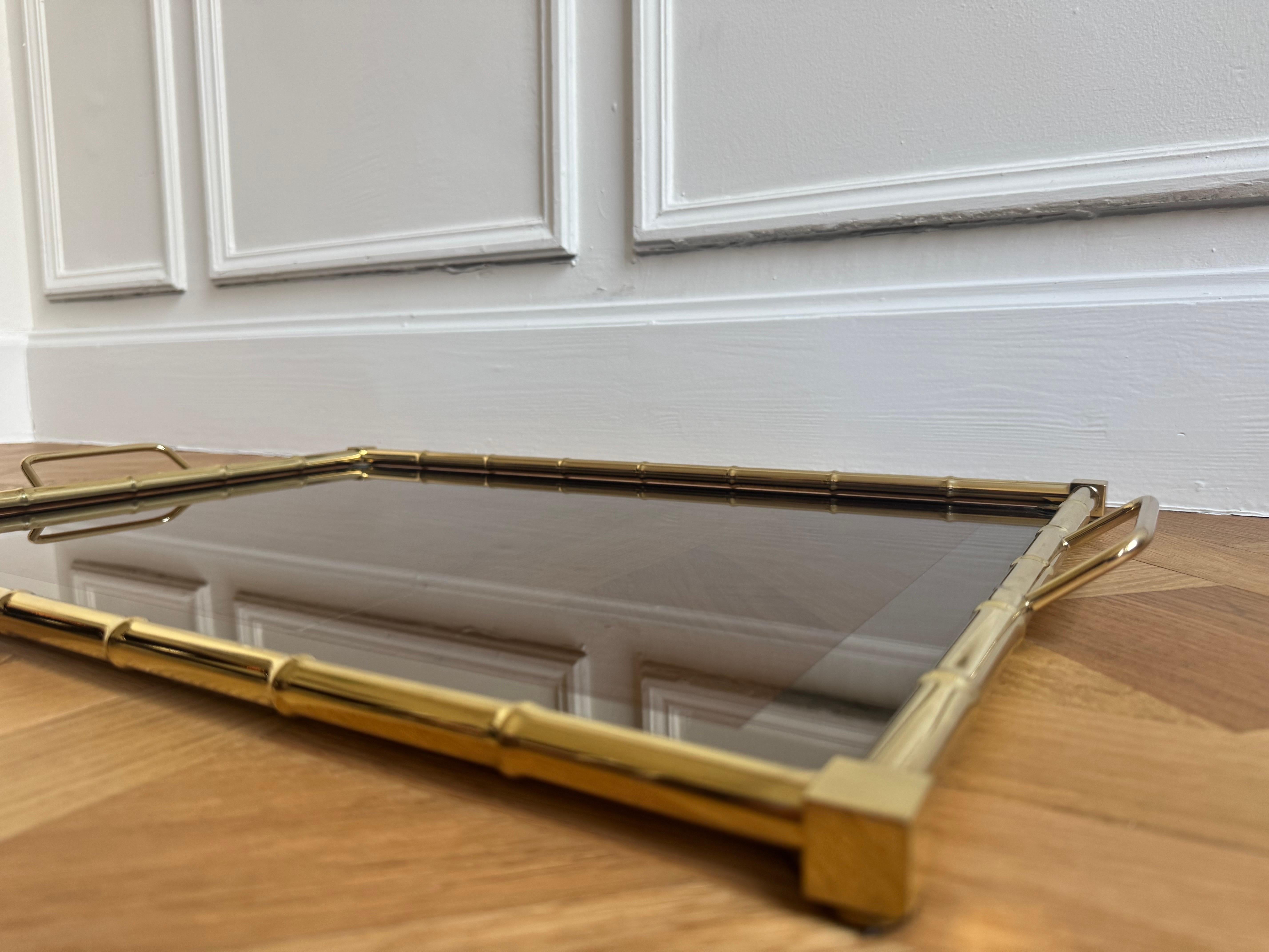 Bandeja de bambú sintético Hollywood Regency italiano de los años 70 en metal dorado finales del siglo XX en venta