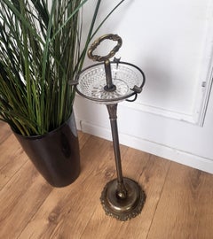 Cenicero de pie de latón y cristal de la Hollywood Regency italiana de la década de 1970