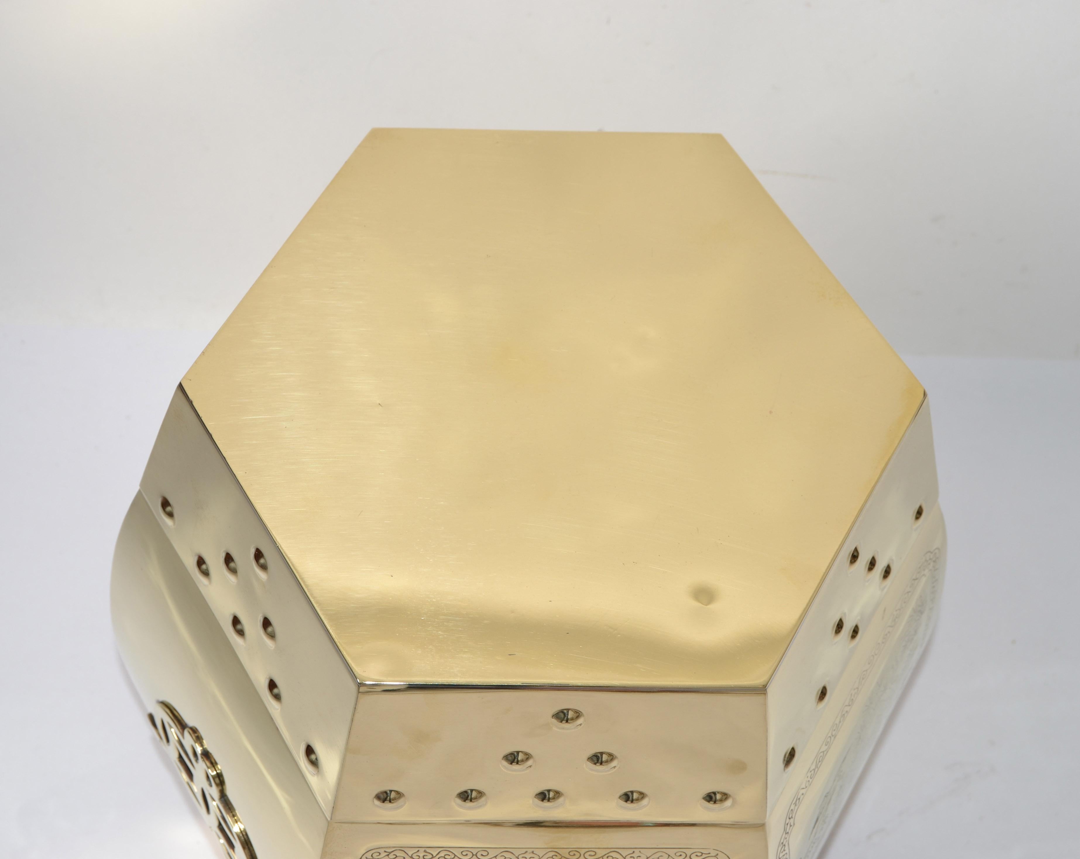 1970s Italian Hollywood-Regency Style Polished Brass Octagonal Stool Drink Table For Sale 4