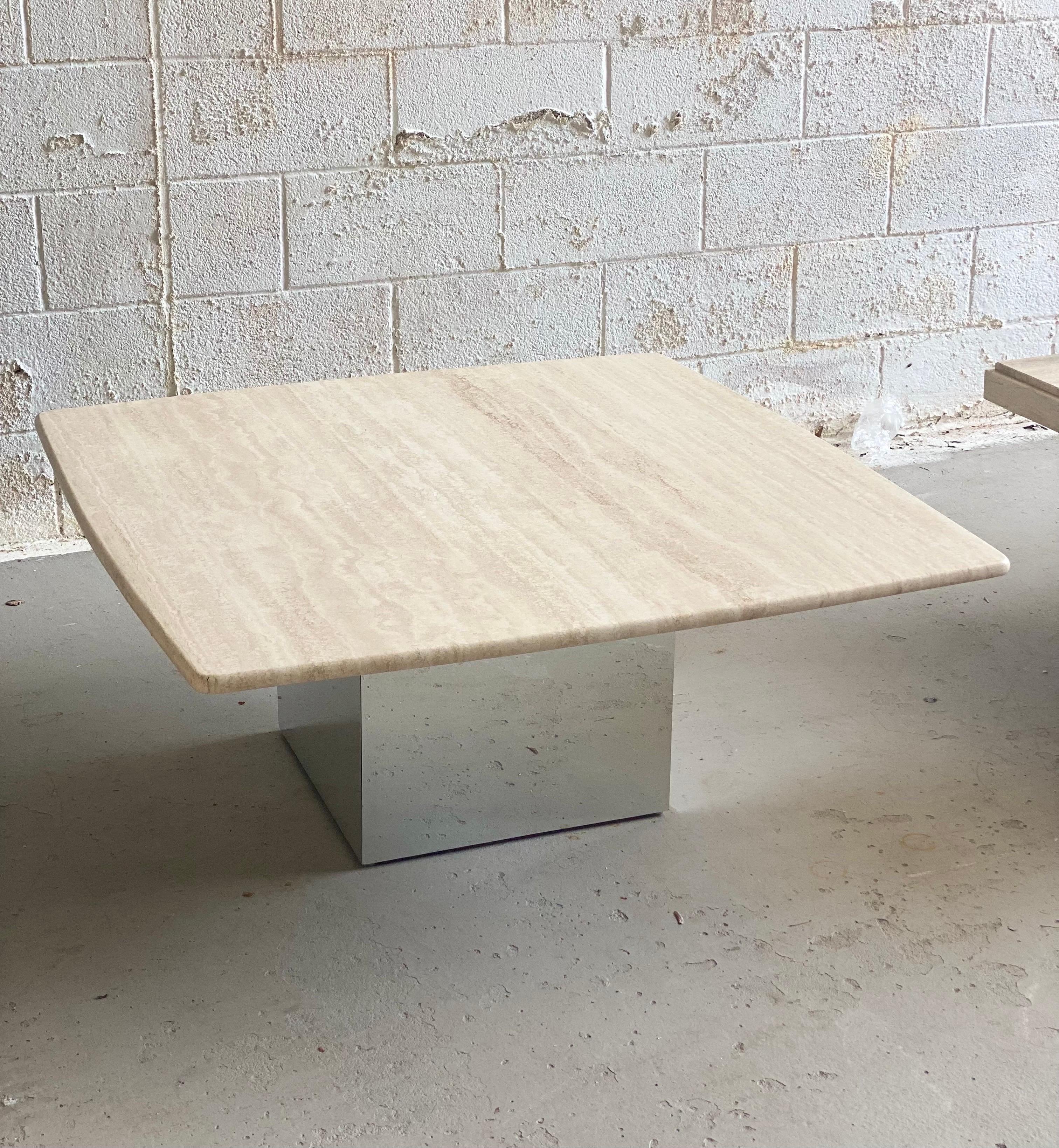 Moderne Table basse carrée italienne des années 1970 en travertin adouci et chrome en vente