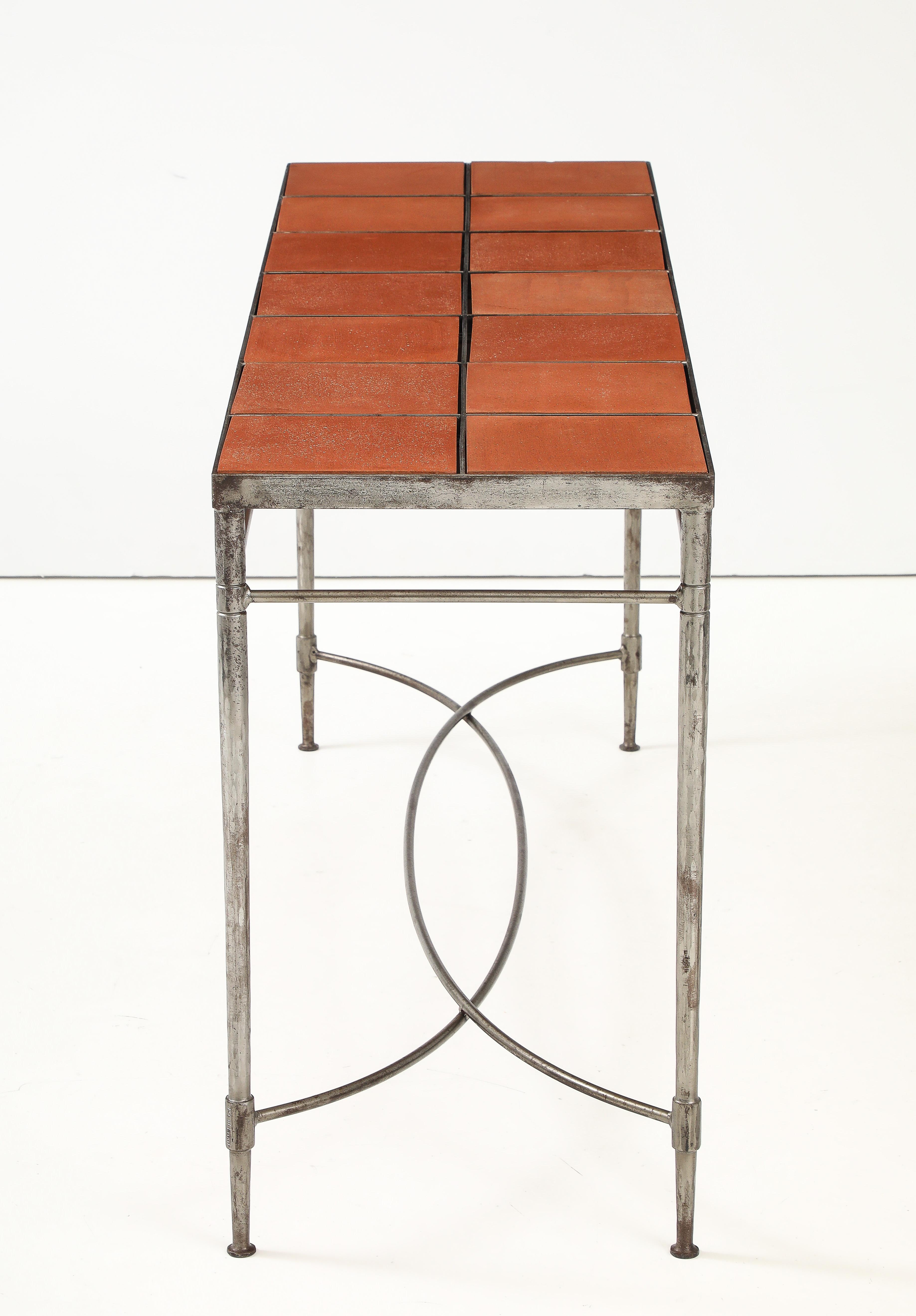 1970's Massive Eisen gut gemacht italienischen Konsole mit Impruneta Terrakotta-Fliesen-Einsätze, in Vintage Originalzustand mit einigen Verschleiß und Patina aufgrund von Alter und Nutzung, gibt es einige Abnutzung auf das Eisen und ein paar Chips