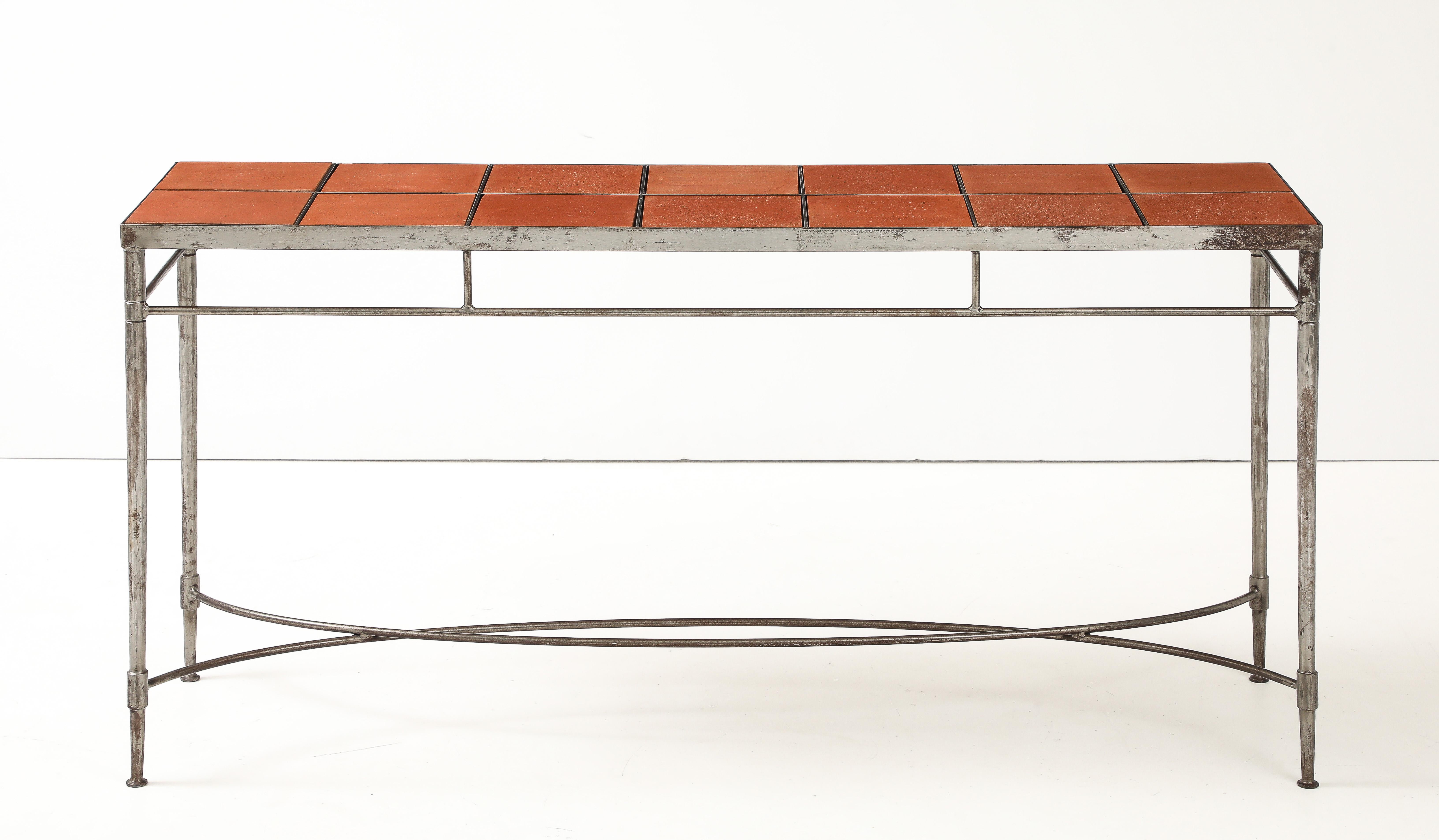 Italienischer Konsolentisch aus Eisen aus den 1970er Jahren mit Impruneta-Terrakotta-Flieseneinsätzen (Ende des 20. Jahrhunderts) im Angebot