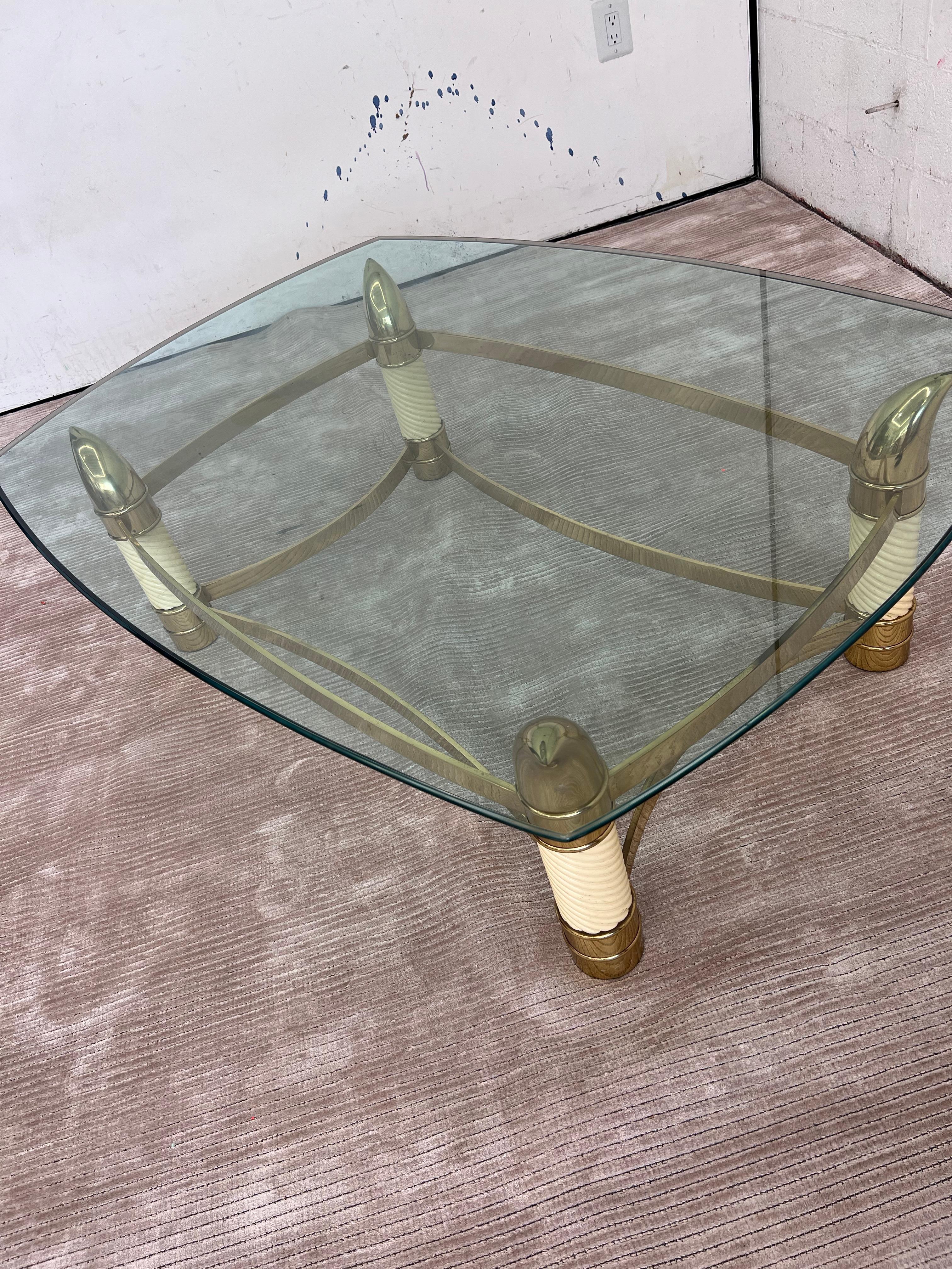 Élégante table en laiton massif et laque ivoire avec plateau en verre biseauté à coins arrondis, très joliment ornée de fausses défenses en ivoire et en laiton, inspirée de l'incroyable ligne d'œuvres sculpturales en céramique de Tommaso Barbi, de