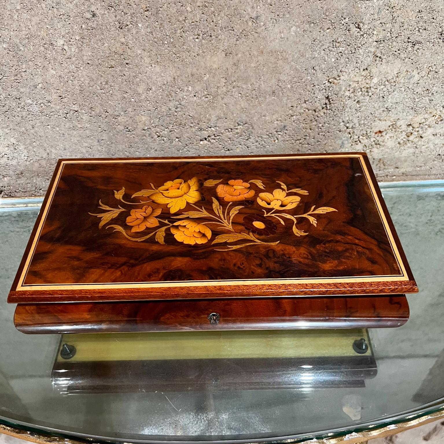 1970s Italian Jewelry Love Story Music Box Wood Marquetry Decorative Inlay In Good Condition In Chula Vista, CA