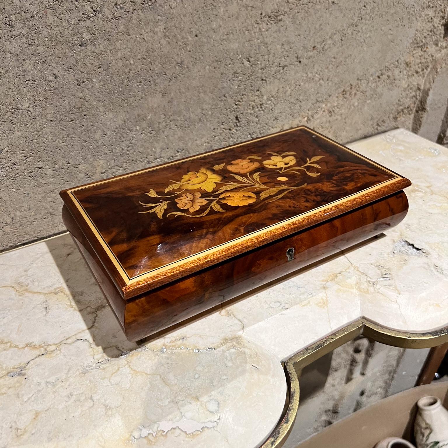 Caja de música de joyería italiana de los años 70 Reuge Ste-Croix Love Story Moderno de mediados de siglo en venta