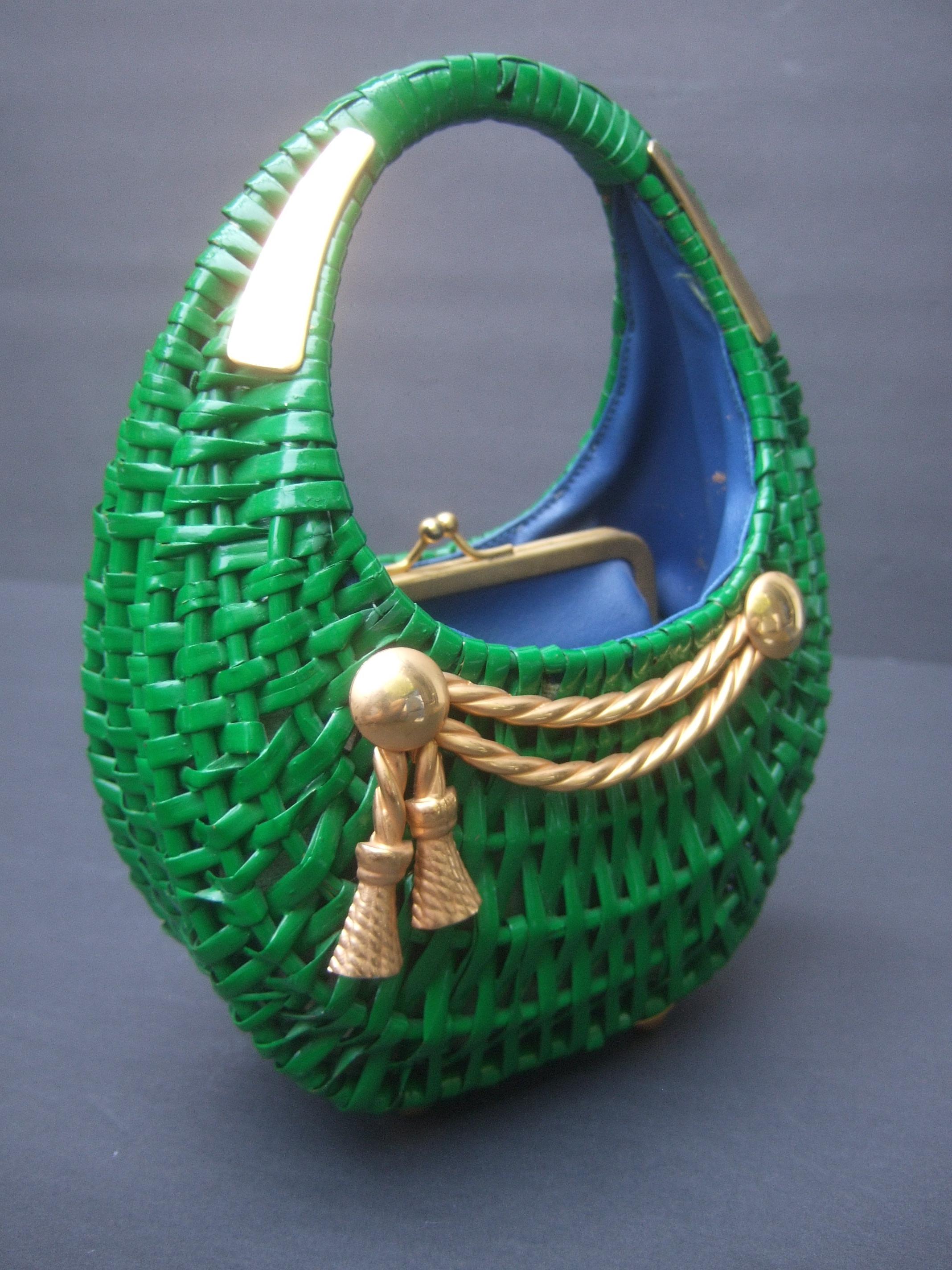 1970s Italian Kelly Green Wicker Diminutive Basket Shaped Handbag  In Good Condition In University City, MO