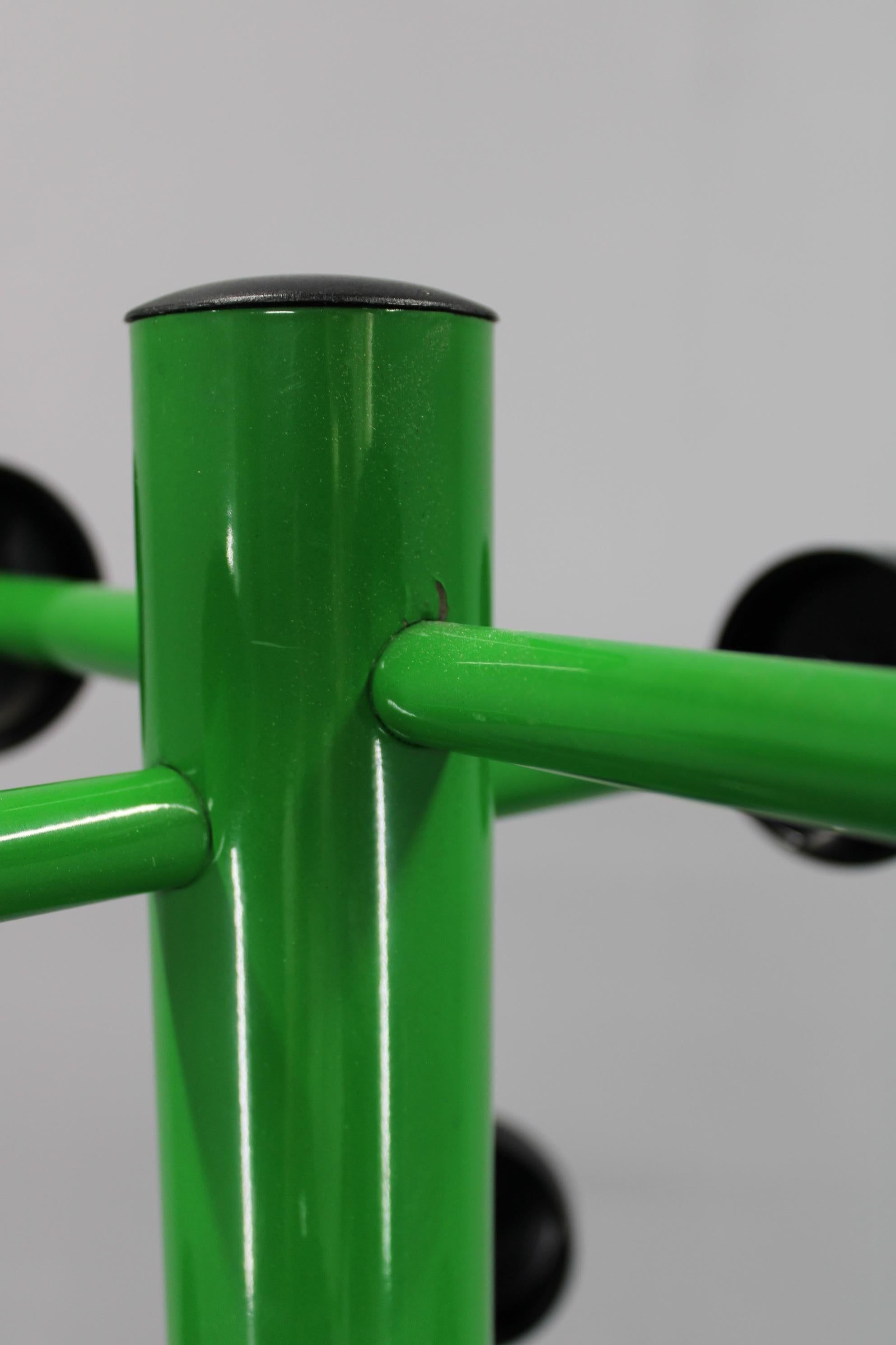 Porte-manteau en métal laqué italien des années 1970 avec porte-parapluie en vente 4