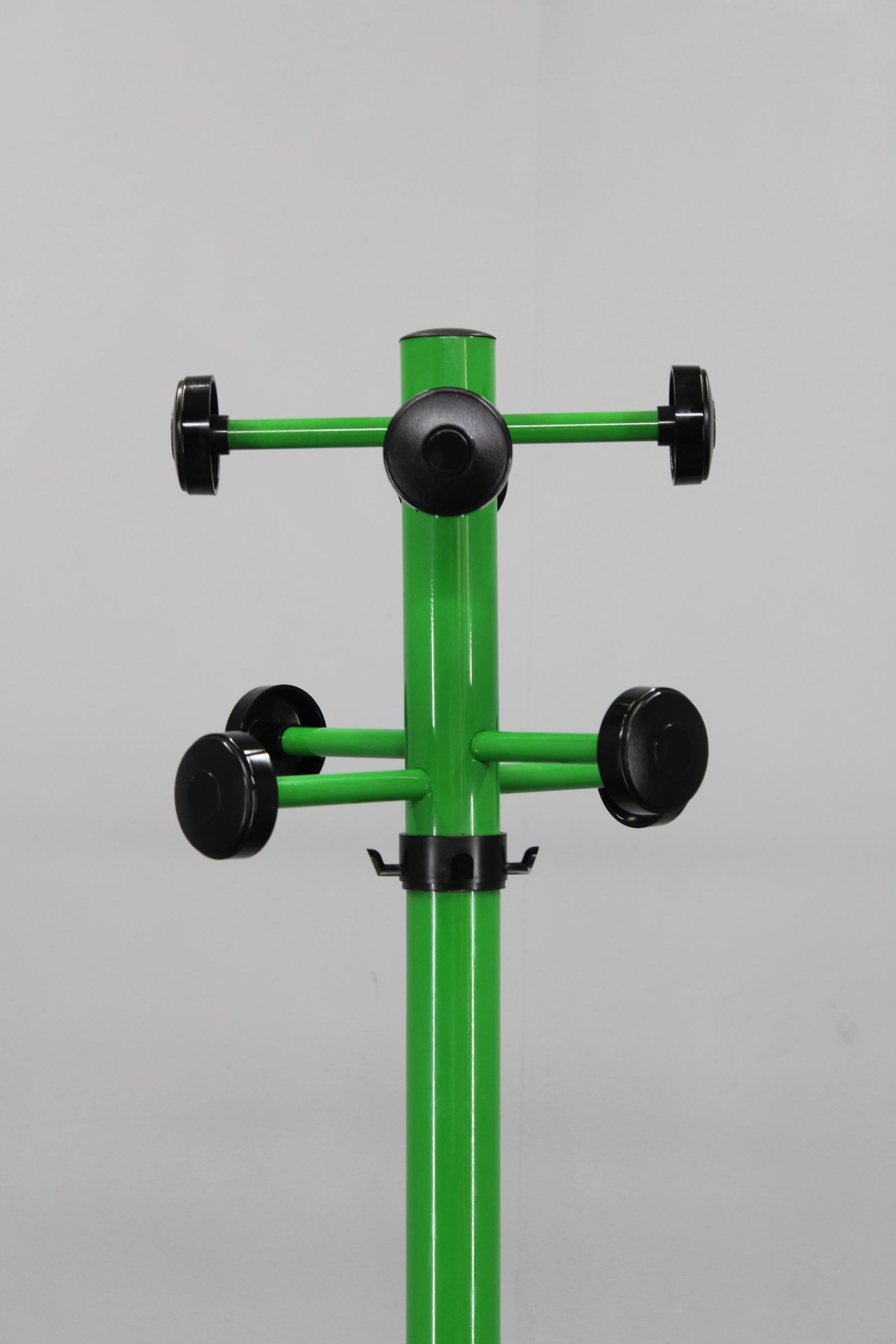 Porte-manteau moderniste avec porte-parapluie, fabriqué en Italie dans les années 1970, présentant une structure en métal laqué vibrant associée à des éléments pratiques en plastique. Cette pièce à la fois élégante et fonctionnelle propose des