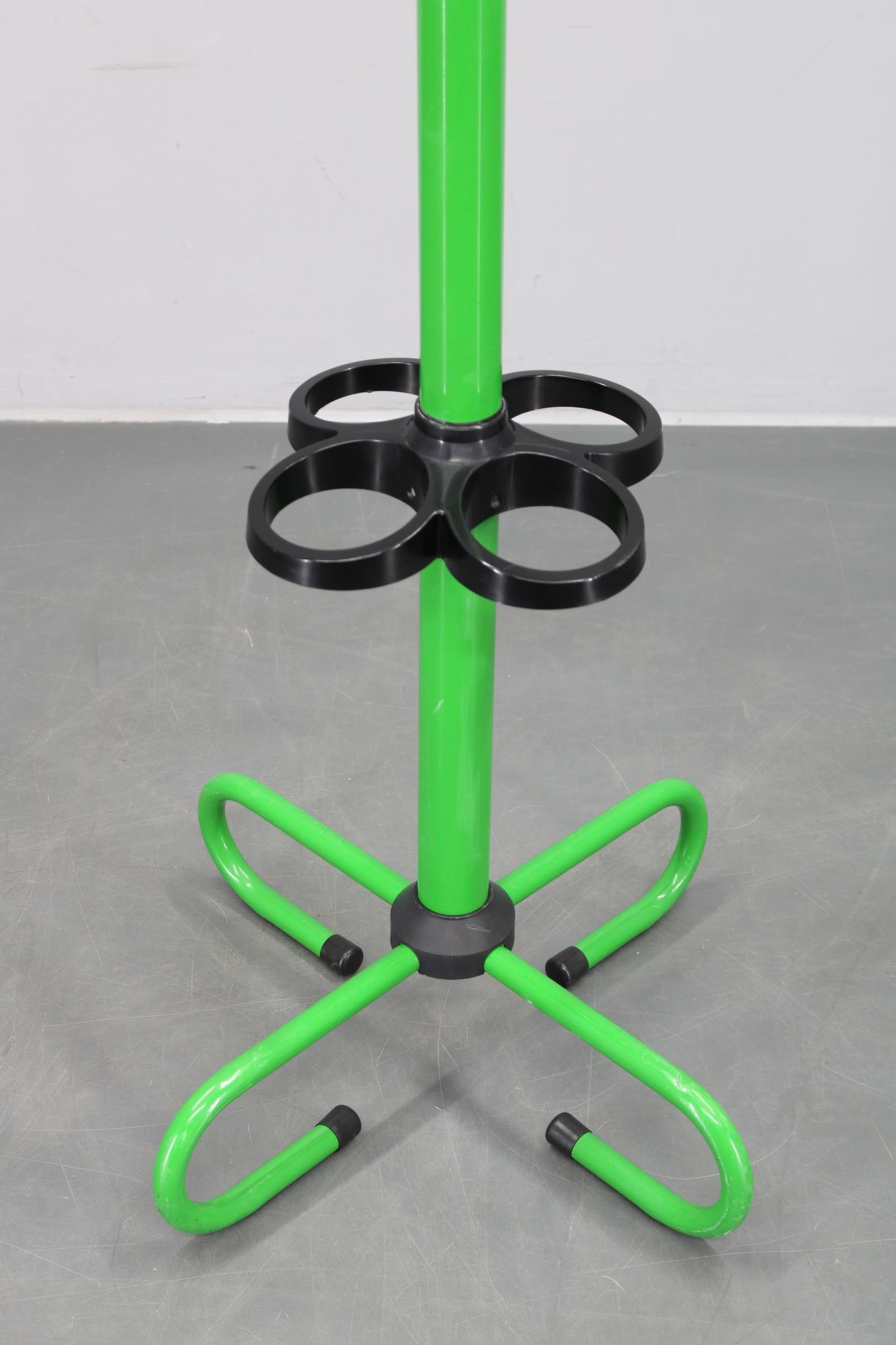 Mid-Century Modern Porte-manteau en métal laqué italien des années 1970 avec porte-parapluie en vente