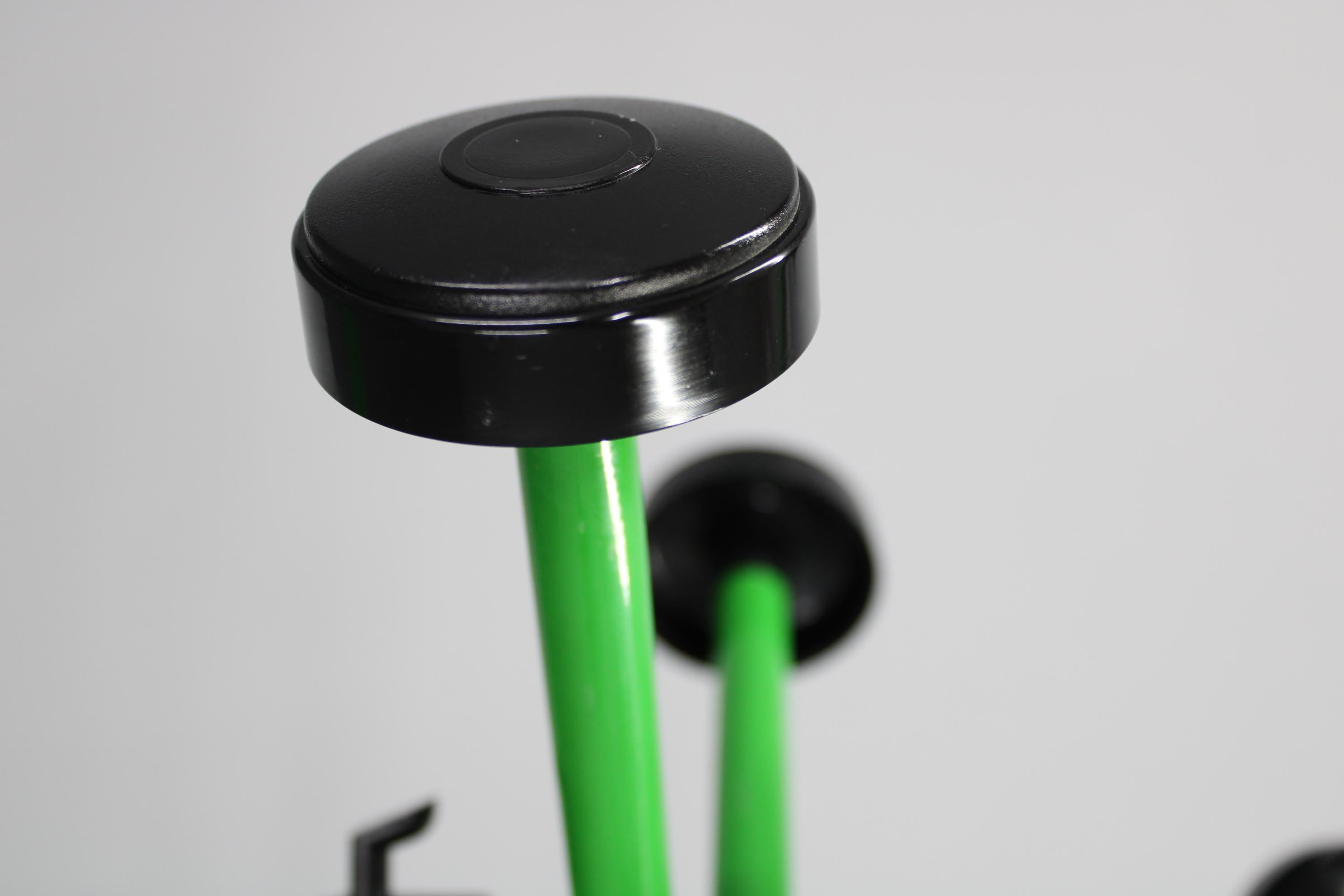 Laqué Porte-manteau en métal laqué italien des années 1970 avec porte-parapluie en vente