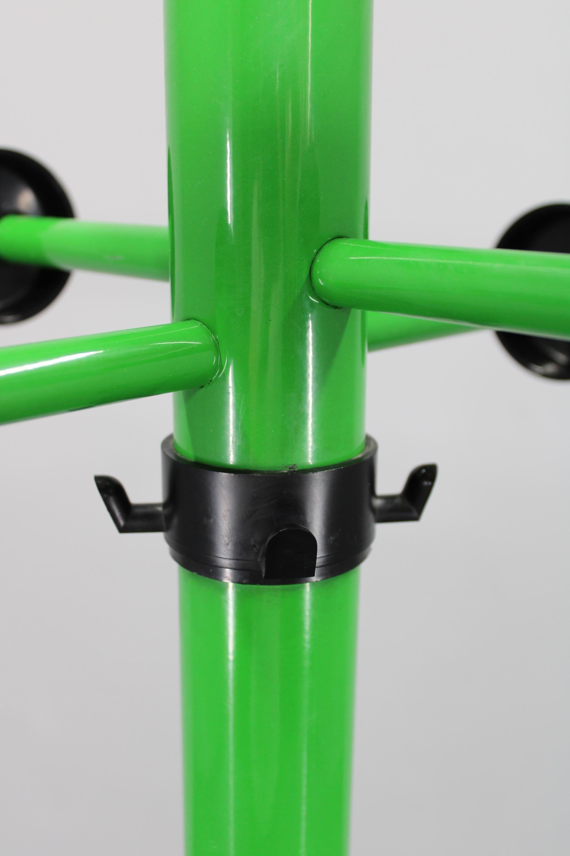 Porte-manteau en métal laqué italien des années 1970 avec porte-parapluie Bon état - En vente à Praha, CZ