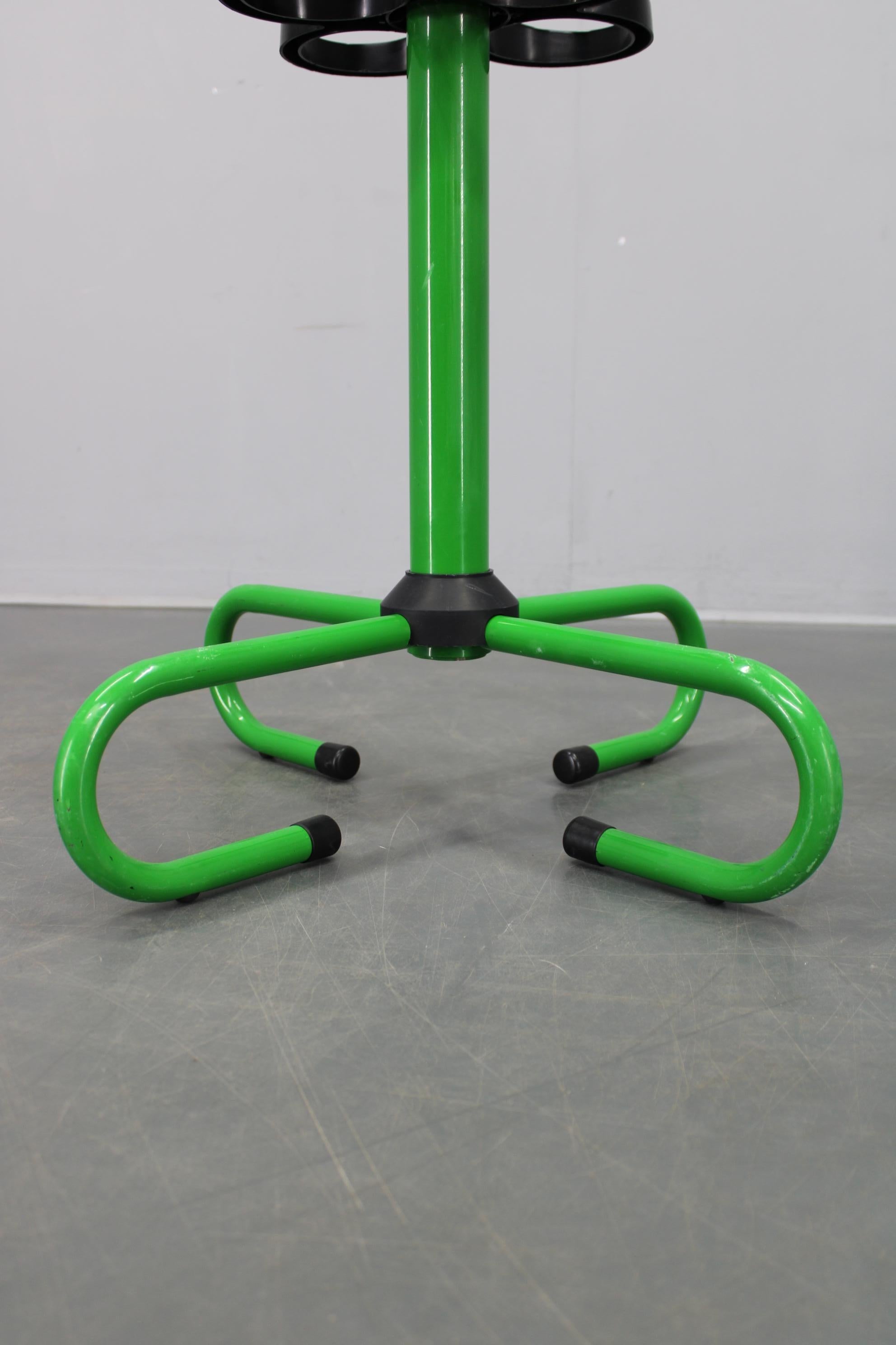 Porte-manteau en métal laqué italien des années 1970 avec porte-parapluie en vente 2