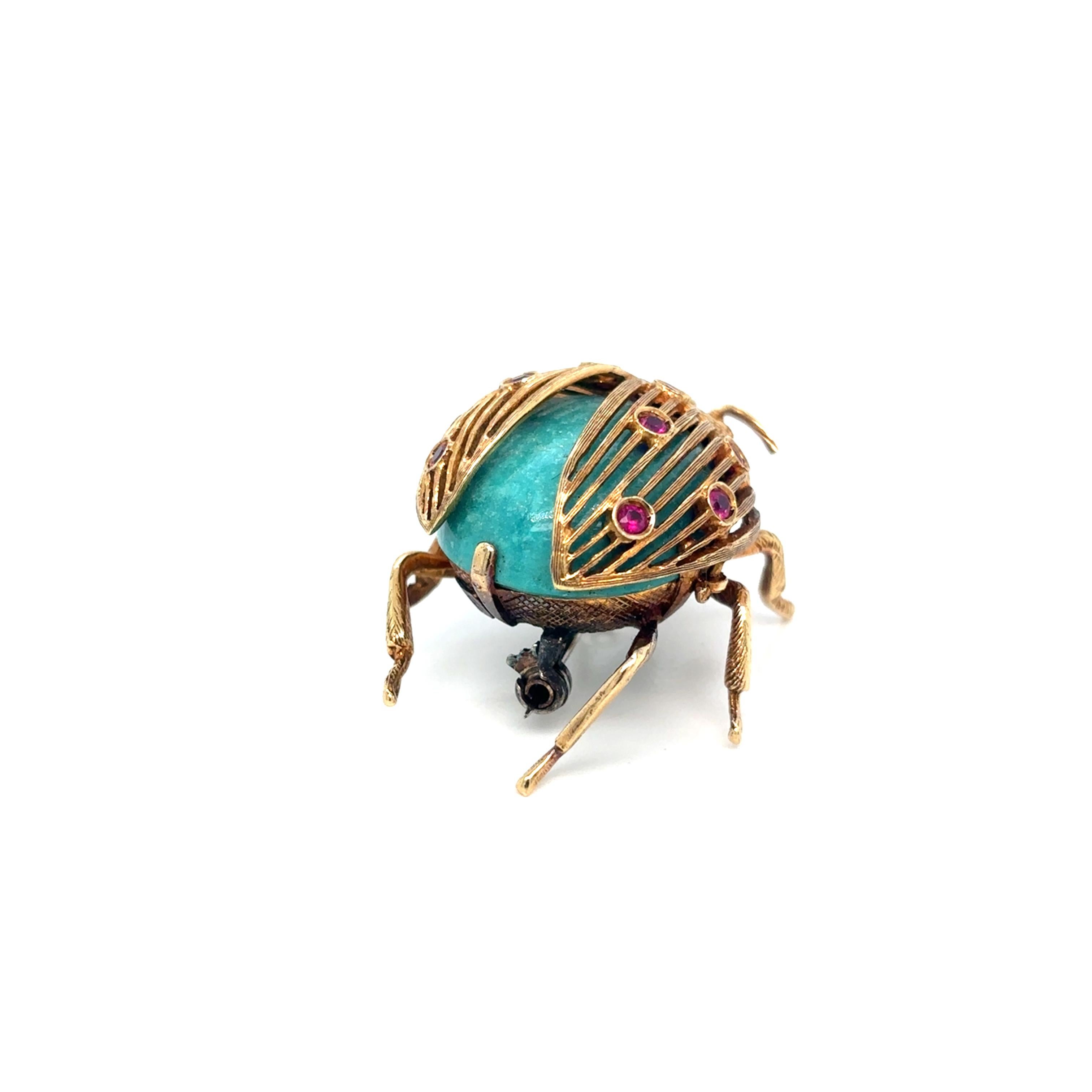 Encantador y caprichoso, este broche vintage con forma de mariquita se fabricó en Valenza (Italia) en la década de 1970 y lleva la marca del fabricante 237AL. Fabricada en oro amarillo de 18 quilates finamente texturizado, presenta ricos acentos de